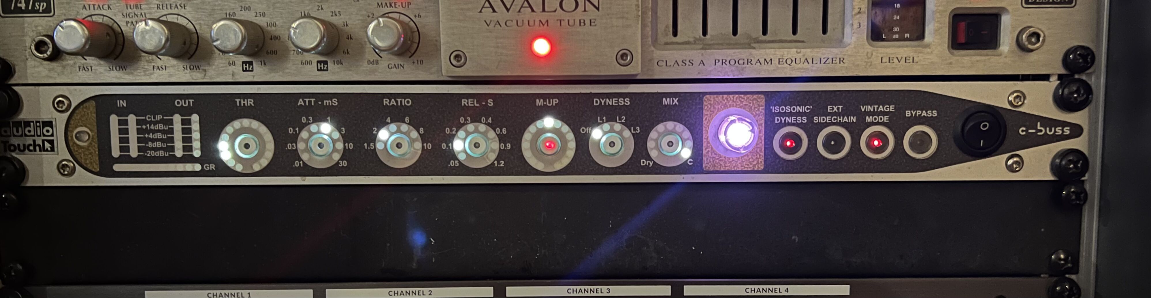 - RARE - Vends Compresseur stéréo Audio Touch C-Buss, complet en TBE