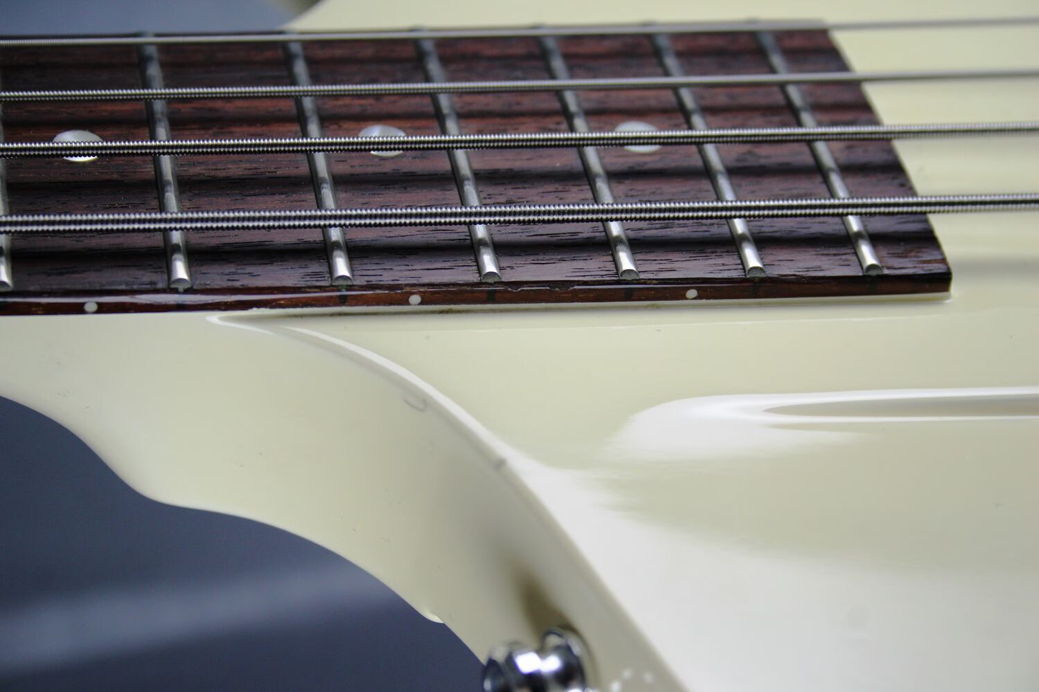 epiphone-thunderbird-white-5050390