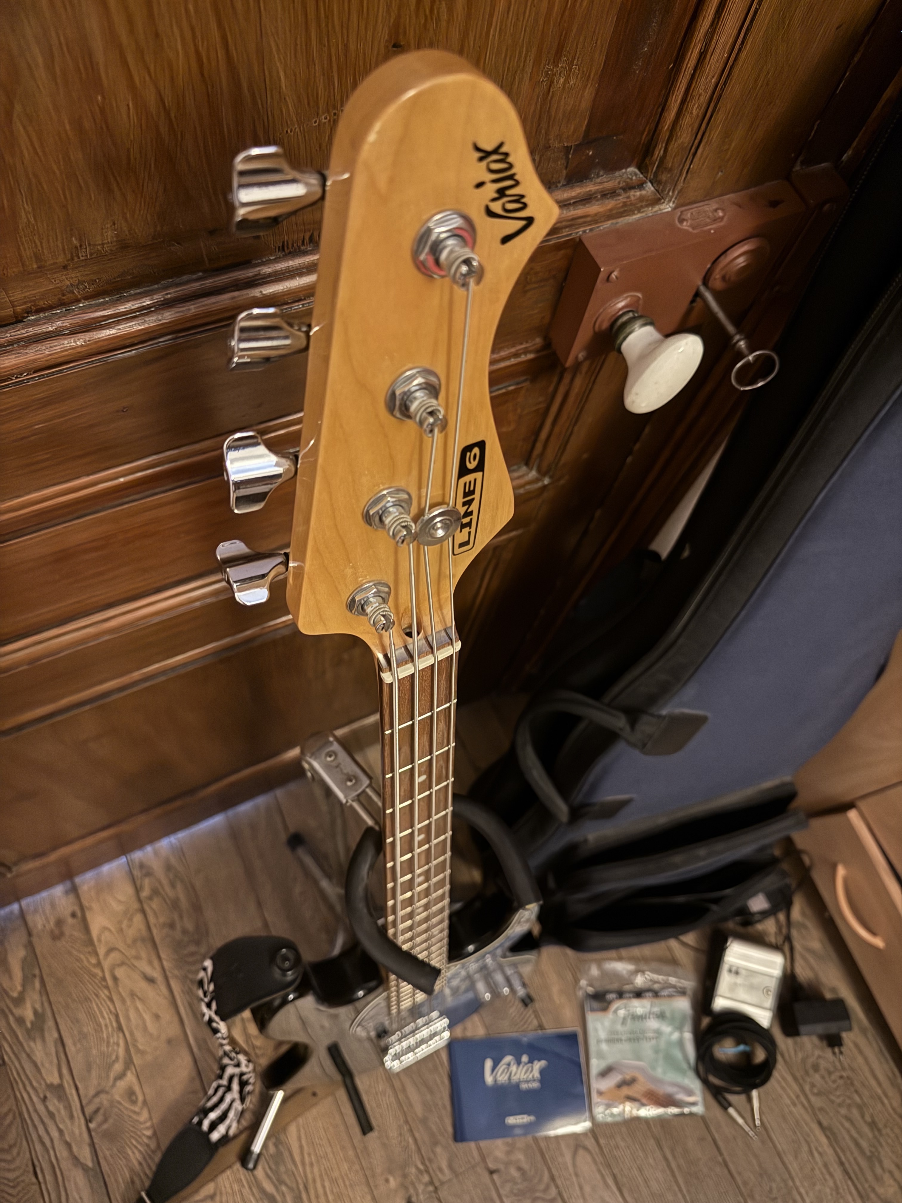 Line 6 Variax Bass 700 (99000)