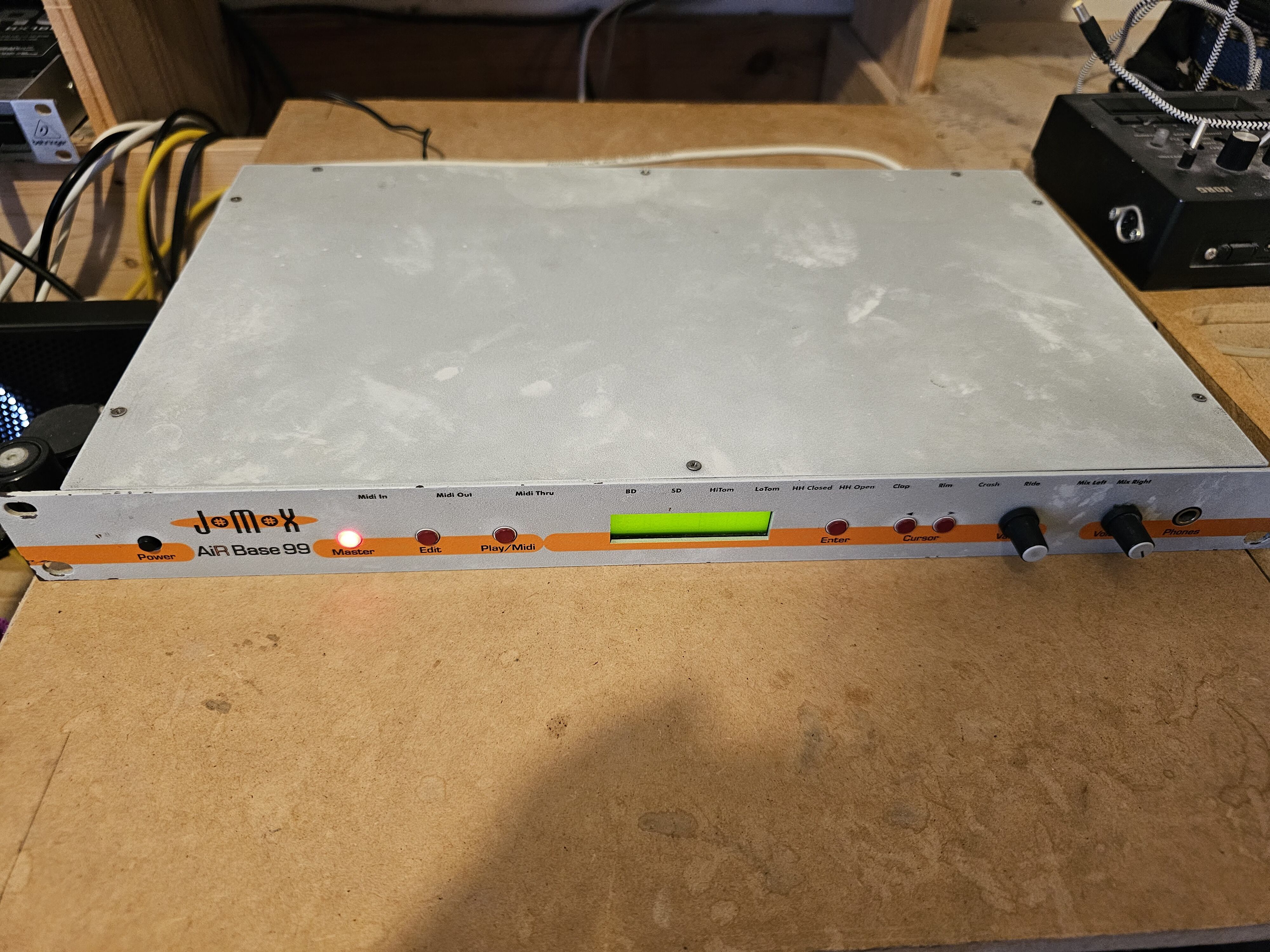 Jomox airbase drum machine analogique rackable 1U