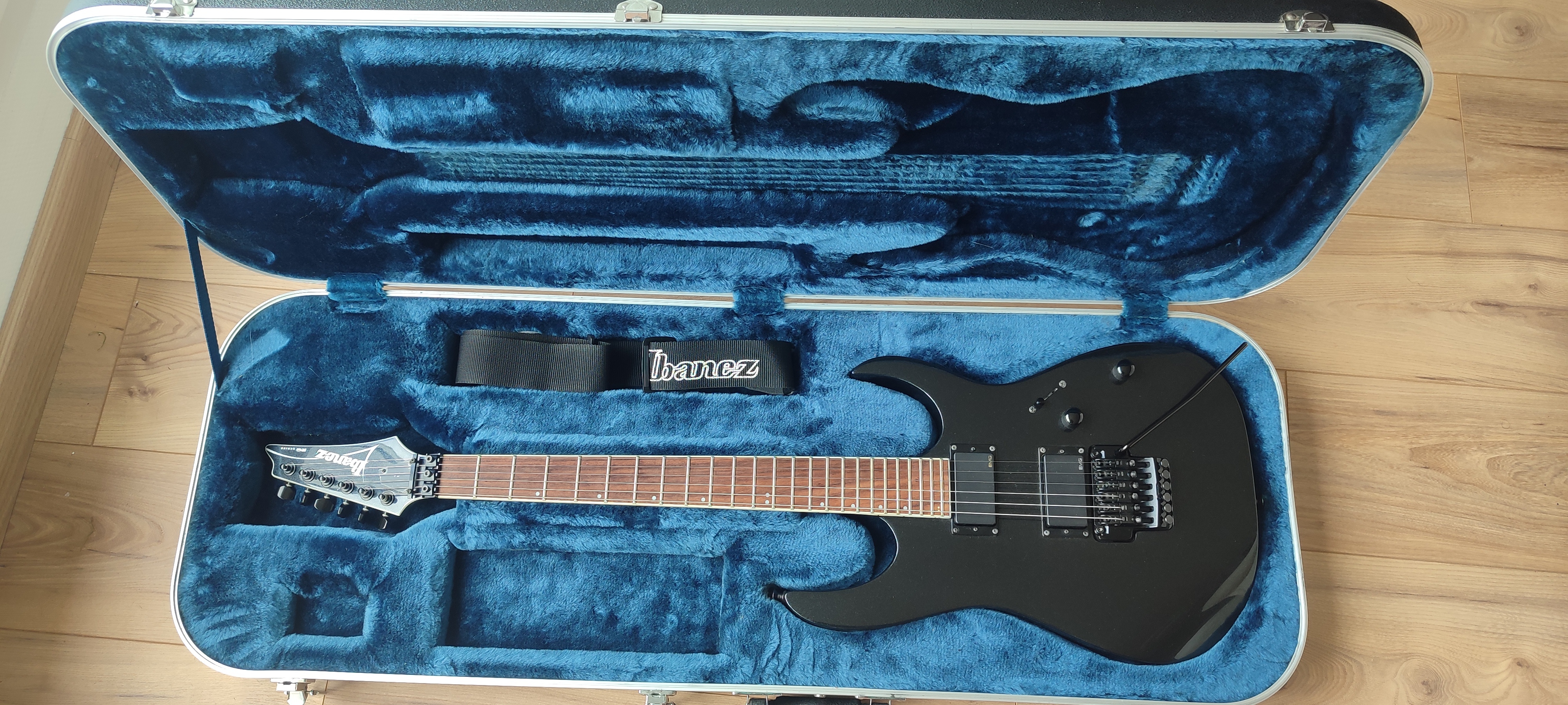 Guitare électrique Ibanez RGT6EX et flycase