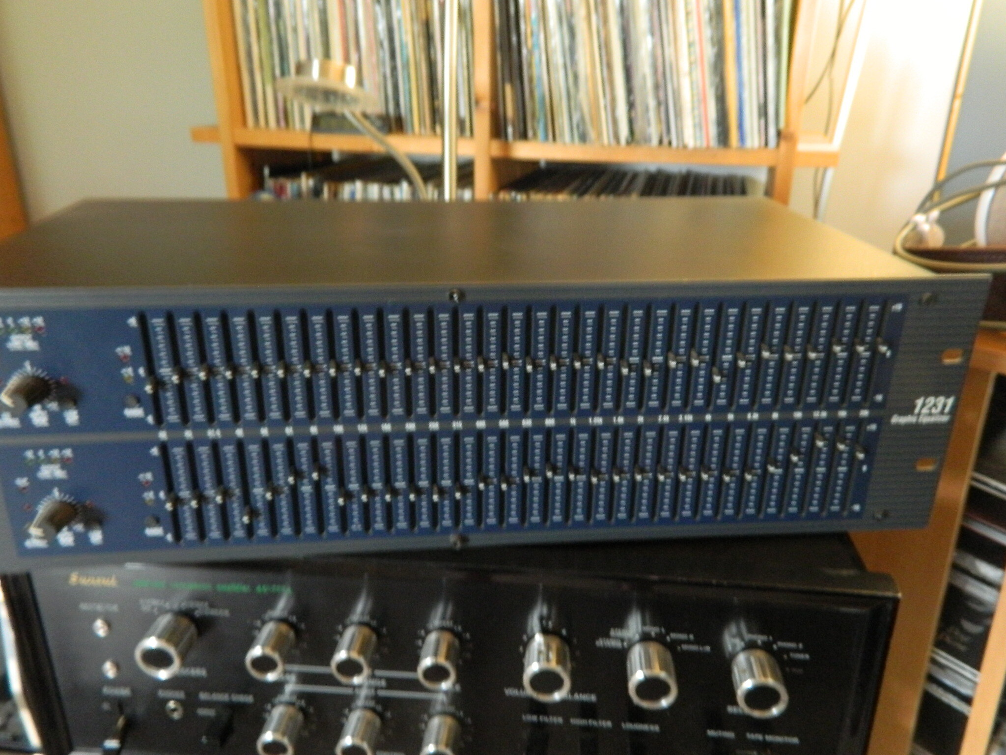A SAISIR Equalizer  (équaliseur , égaliseur)DBX 1231 très bon état ( seulement utilisé en hifi )