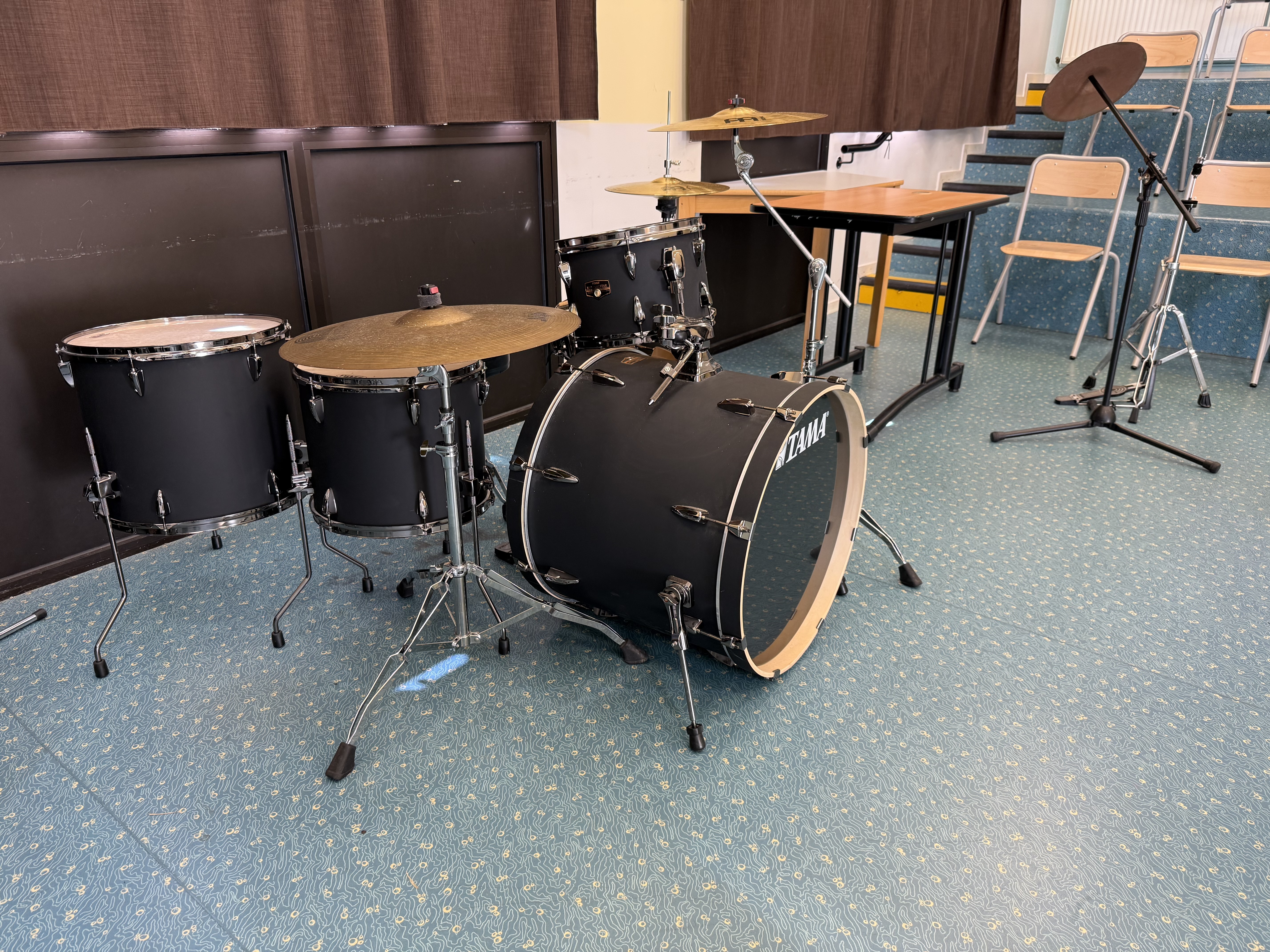 Vends batterie tama imperialstar 22 pouces noir mat
