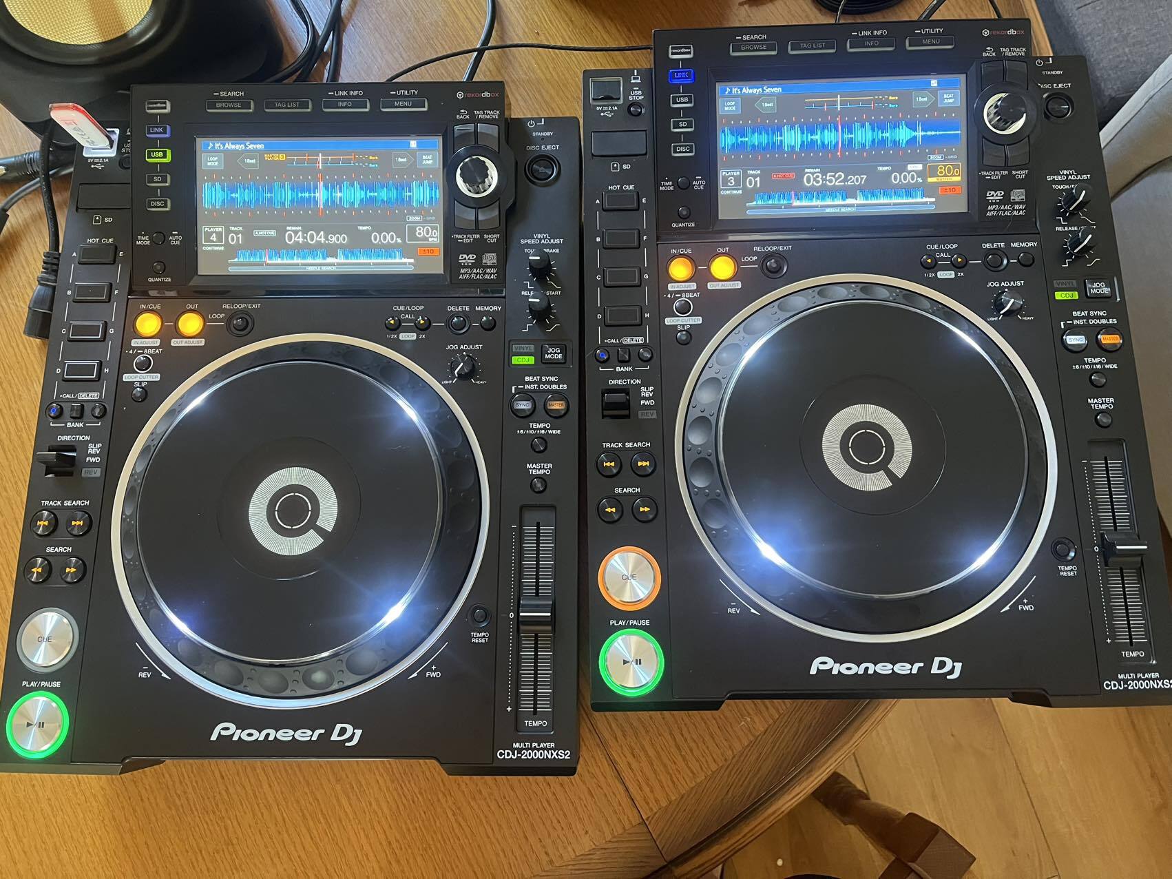 a pair of CDJ-2000nxs2 in Paris(Anthony)