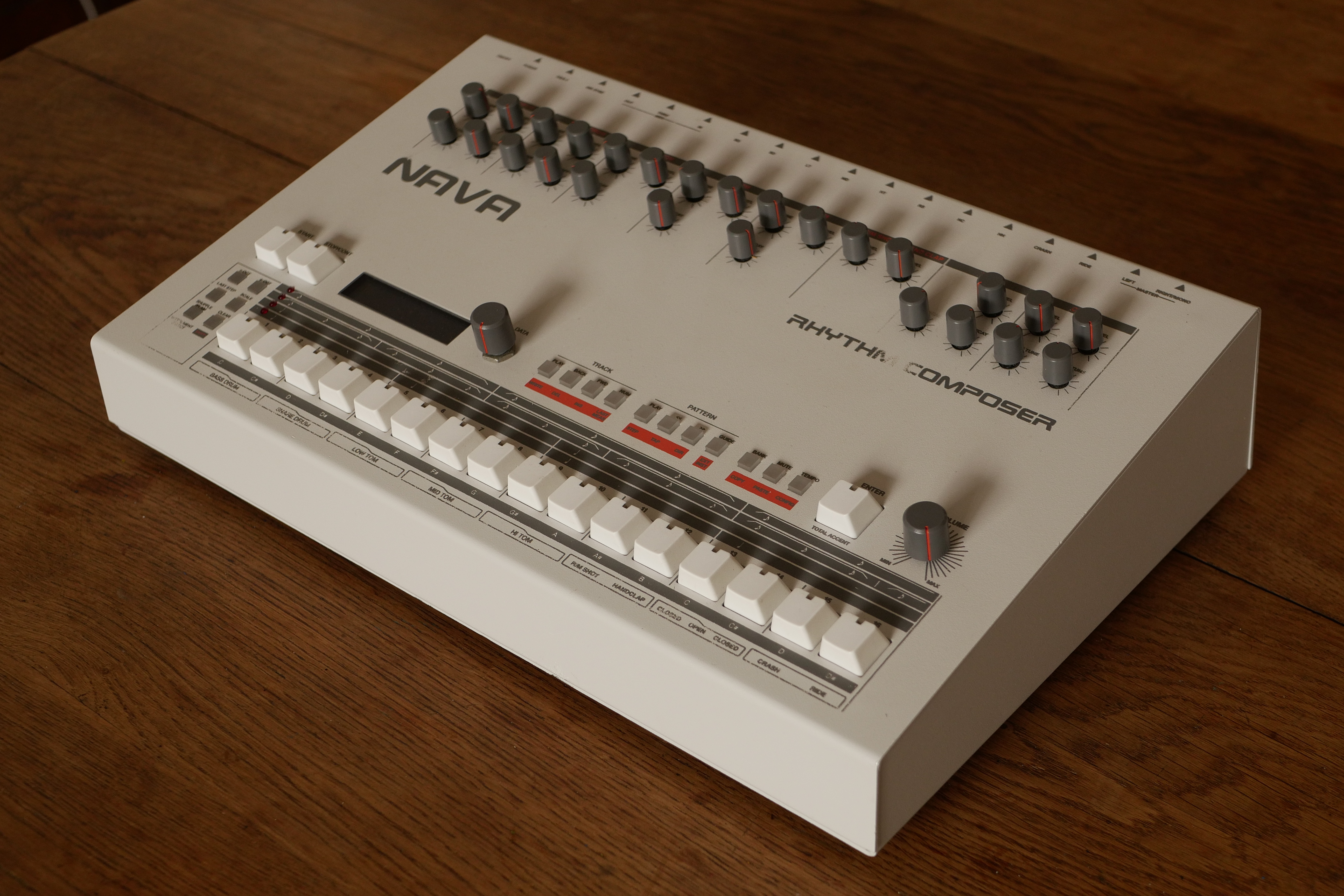 E-licktronic Nava — clone analogique TR-909 (assemblé pro, 2020)