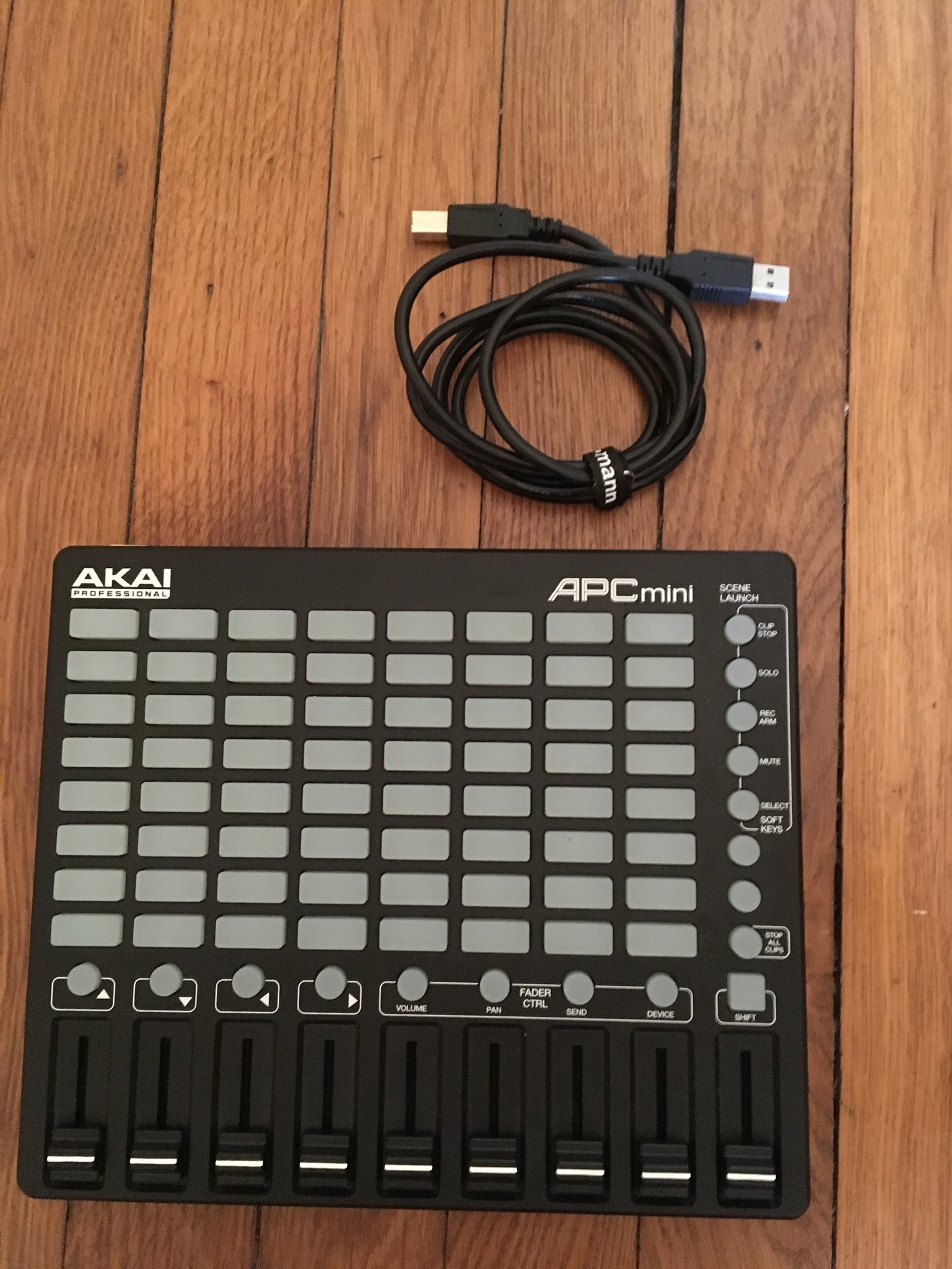 Vends mini table AKAI APC