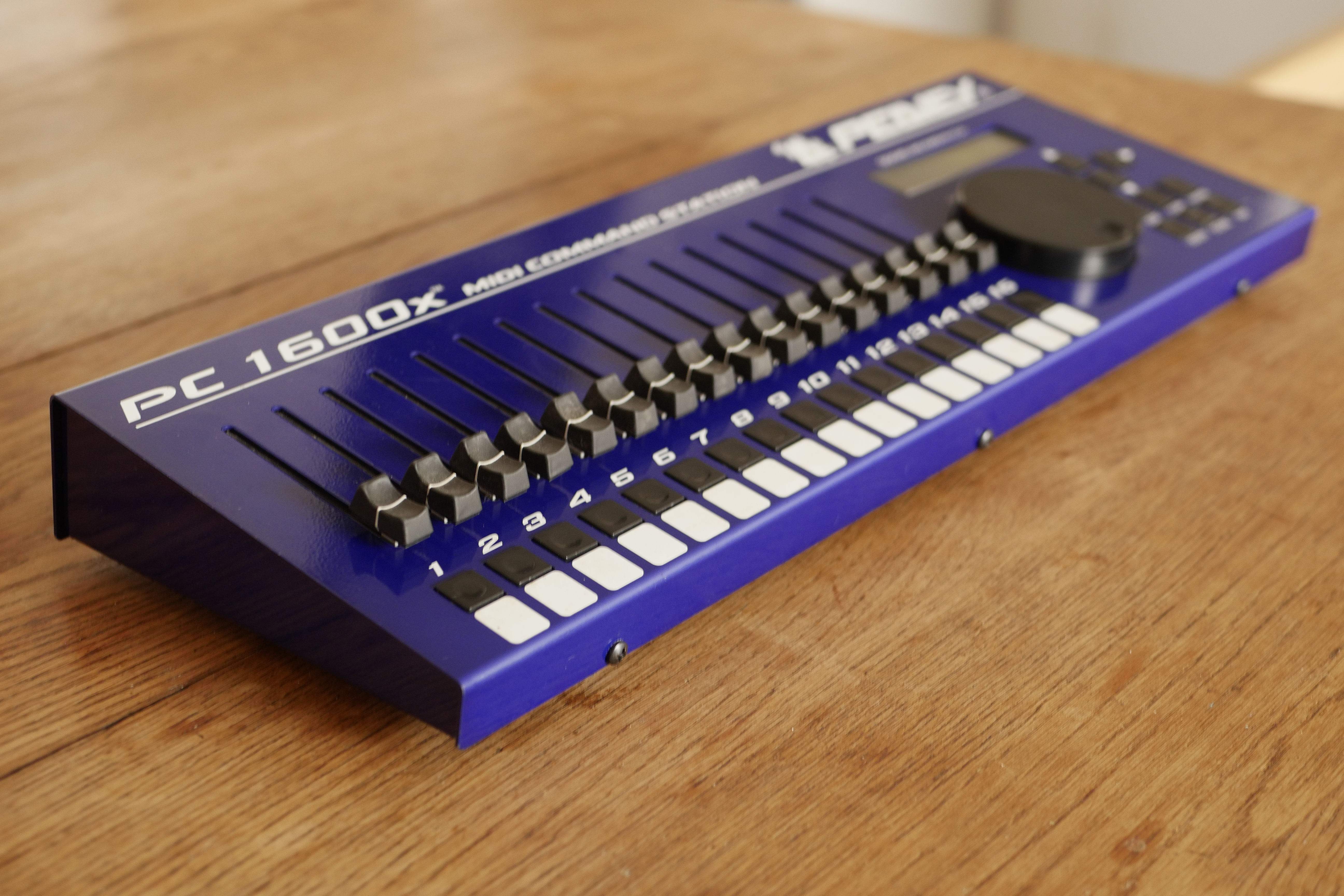 Peavey PC 1600x — contrôleur MIDI 16 faders — très bon état
