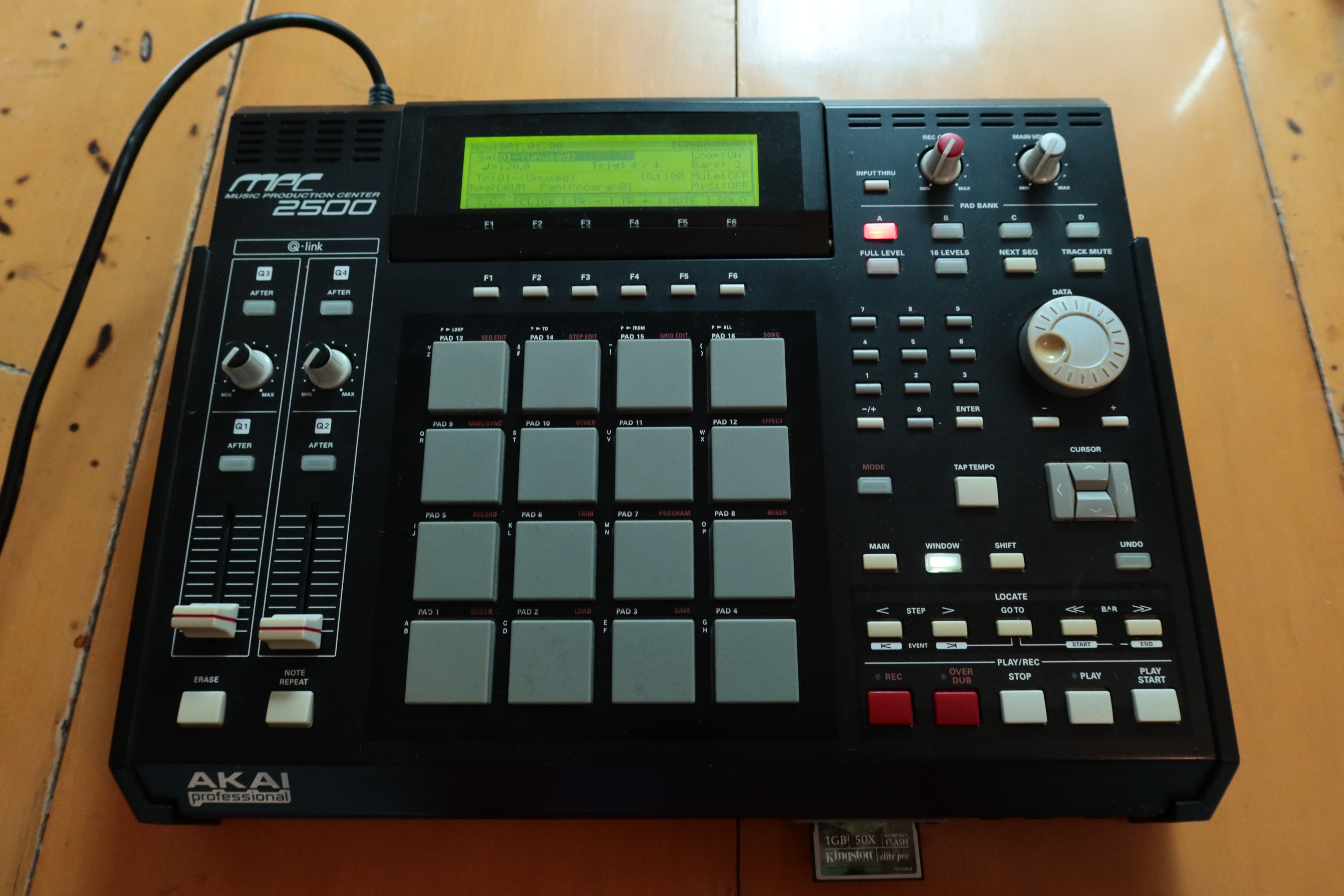MPC 2500 + CompactFlash 1Gb + Tact Switch