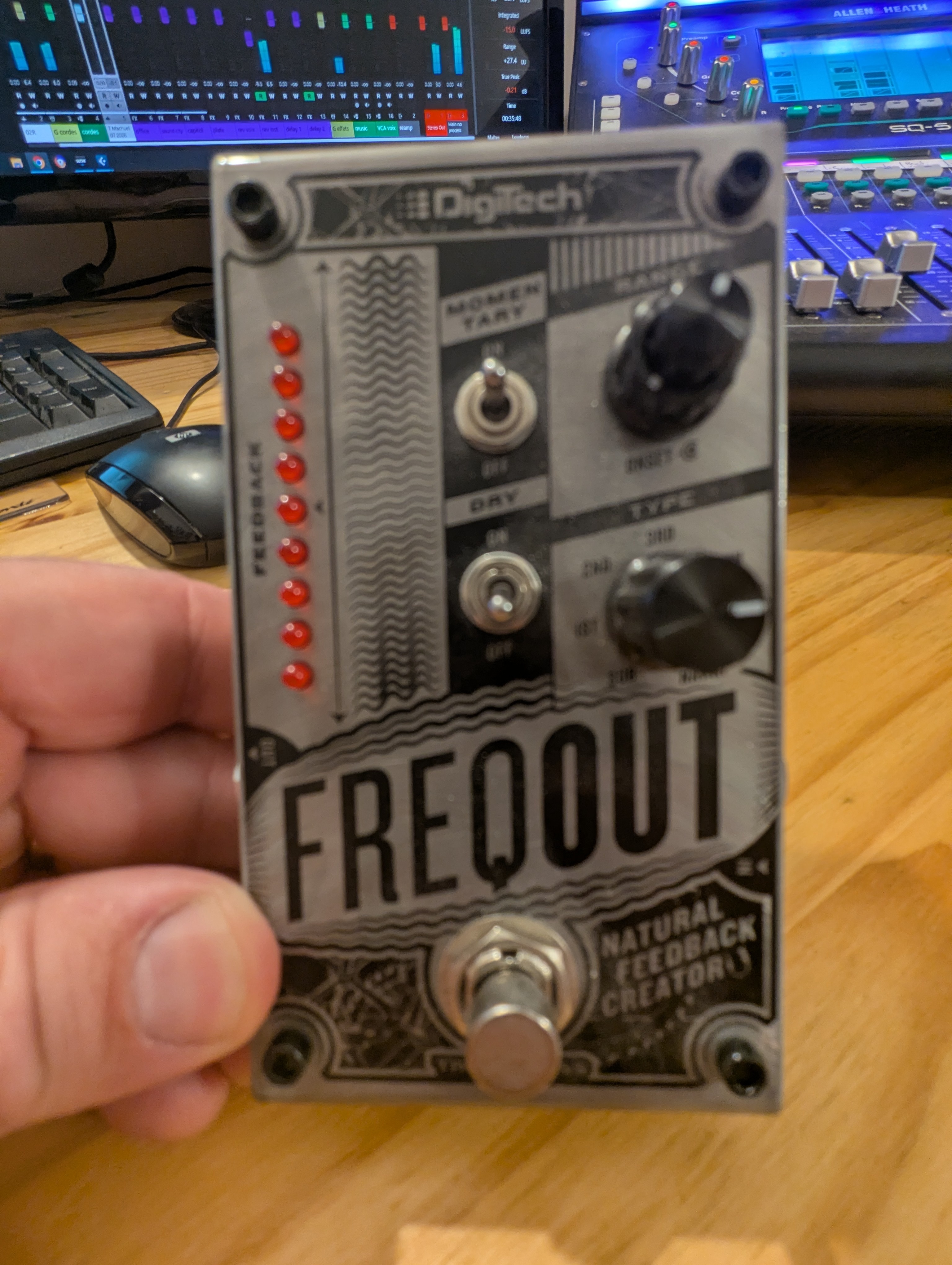 vends digitech freqout comme neuve