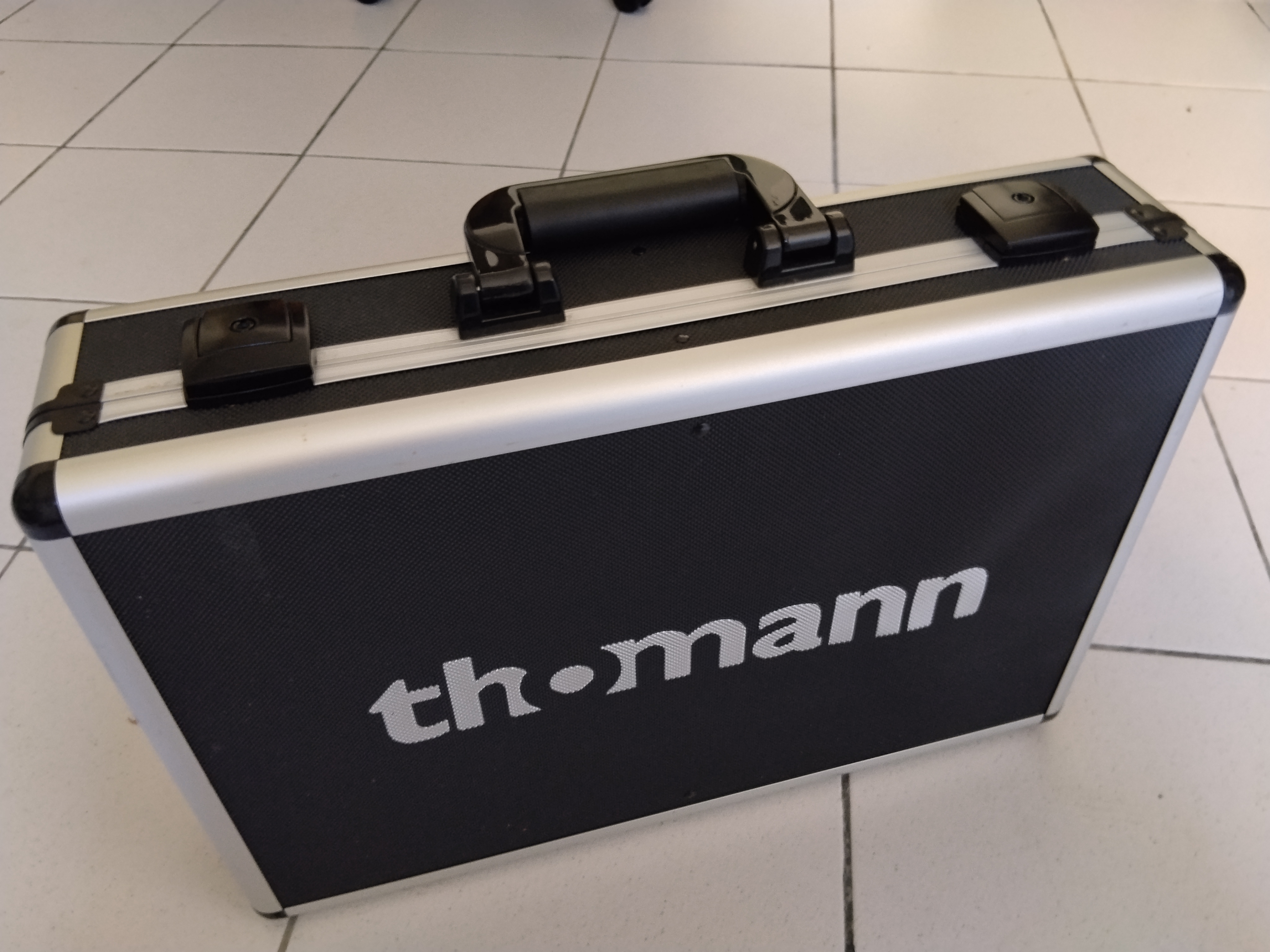 Thomann Case Dimensions intérieures : 466 x 310 x 95 mm