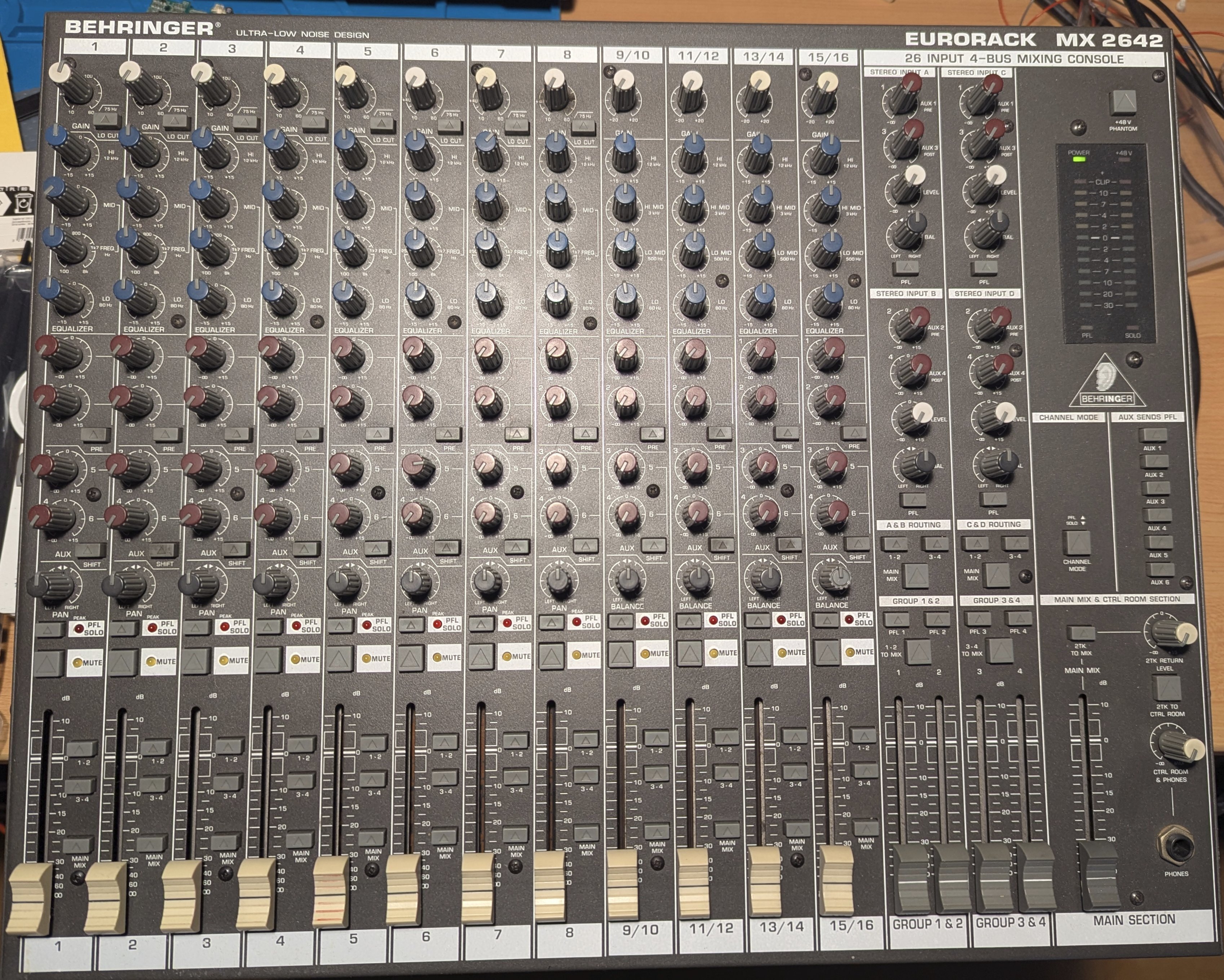 Table de mixage Behringer MX2642