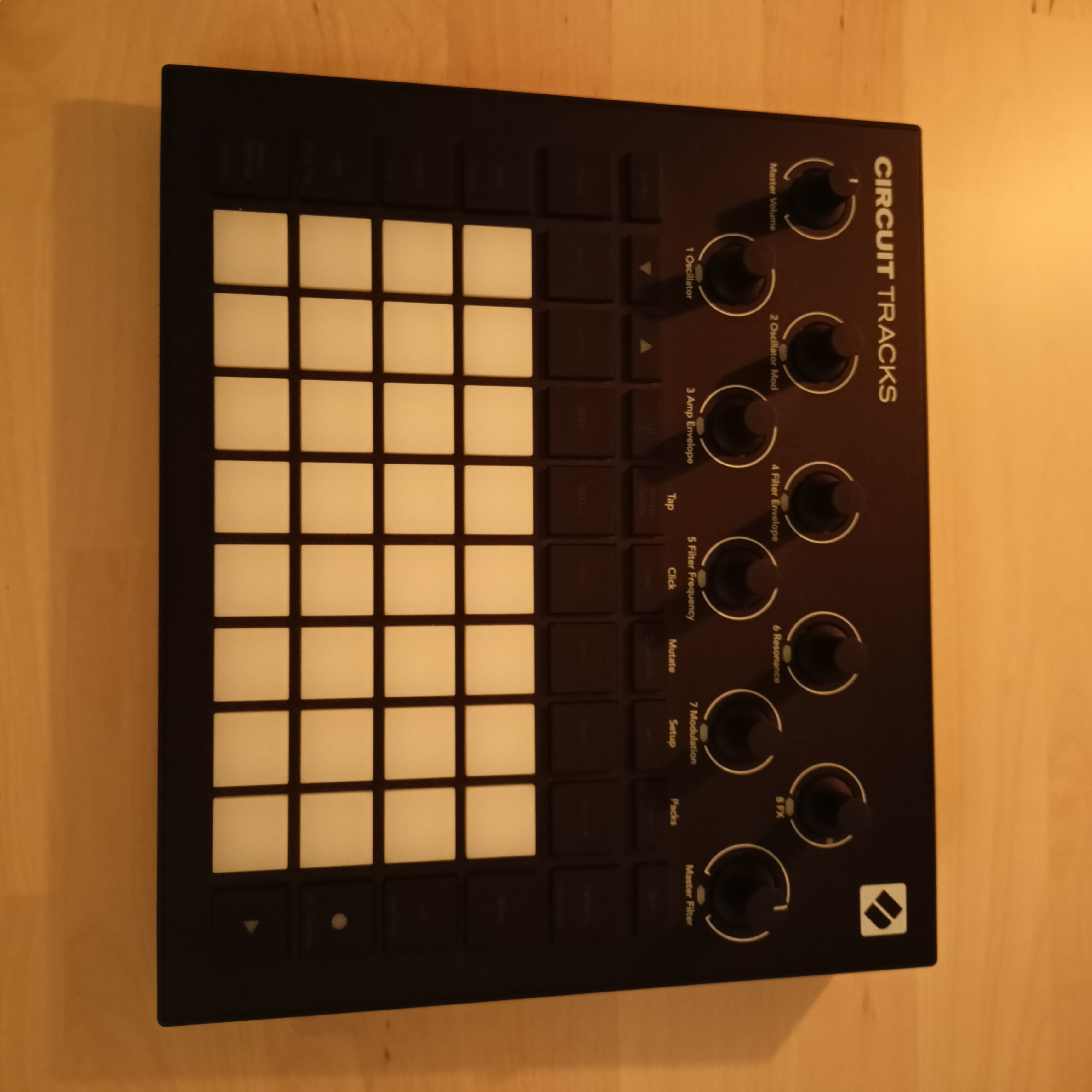 Vends une groovebox Novation Circuit Tracks en excellent état