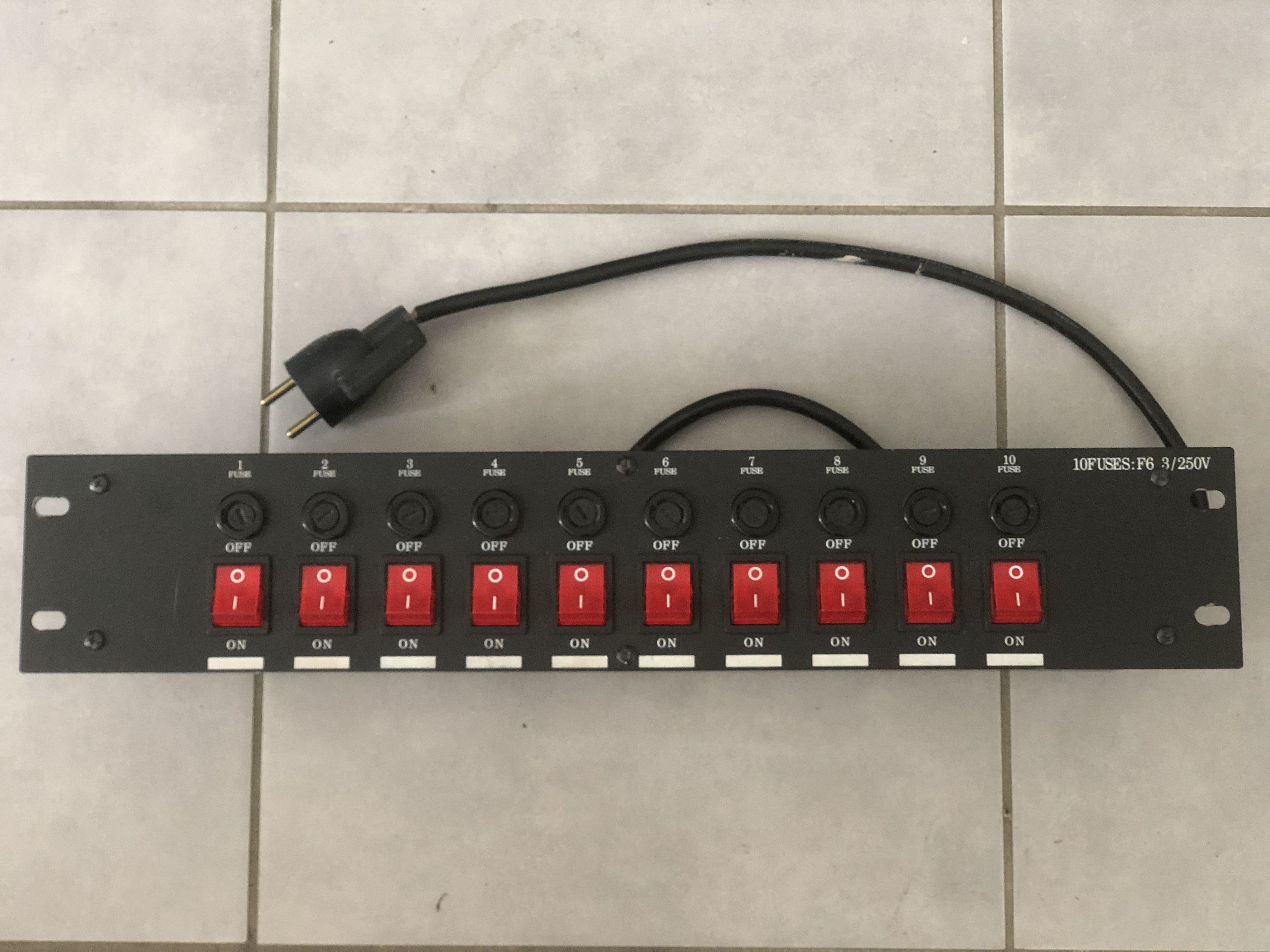 Vends bloc de 10 prises électriques avec fusible Easytec Modèle 431