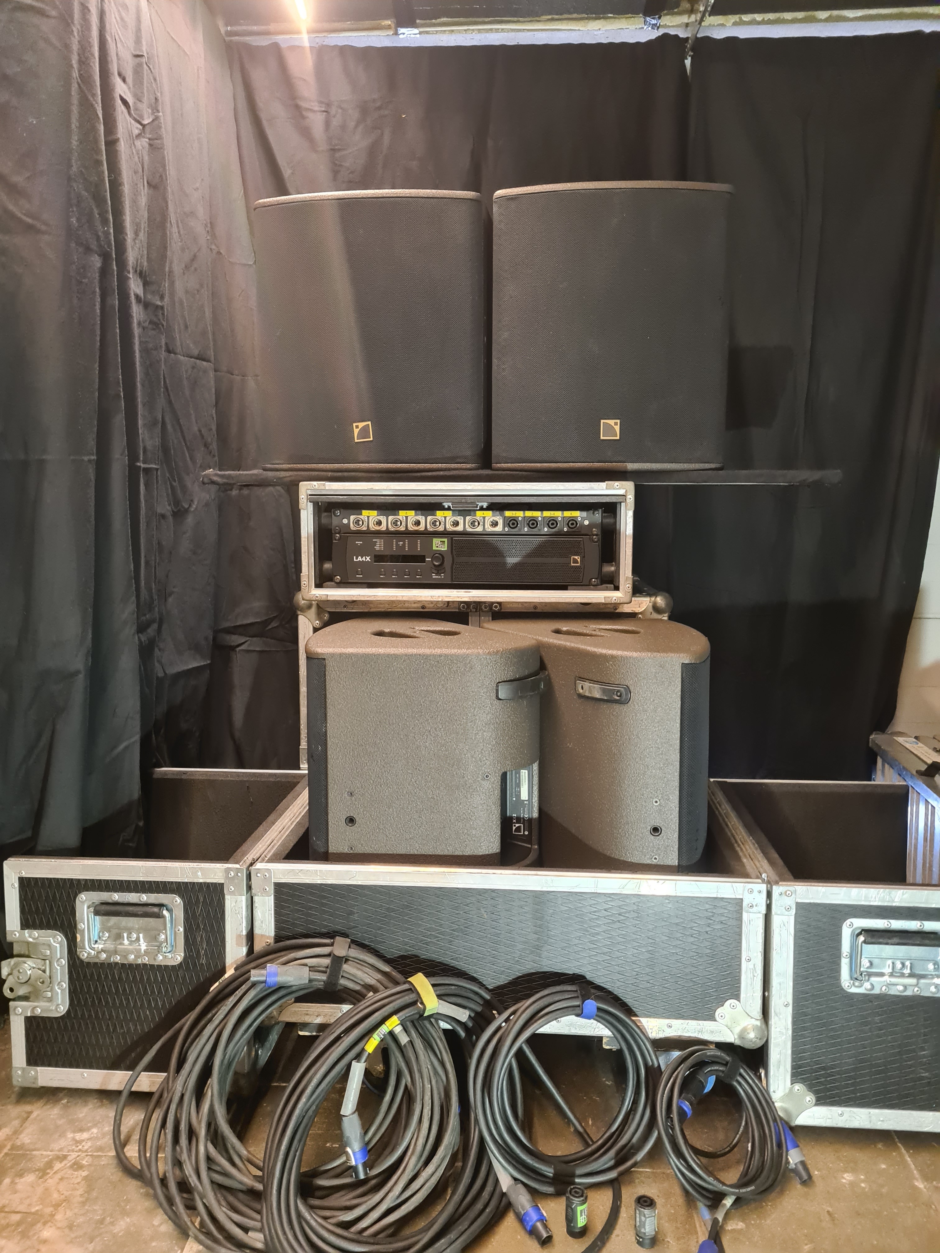 Je vends un kit complet retours L-Acoustics composé de quatre X12 et un LA4x avec flight-case et câbles