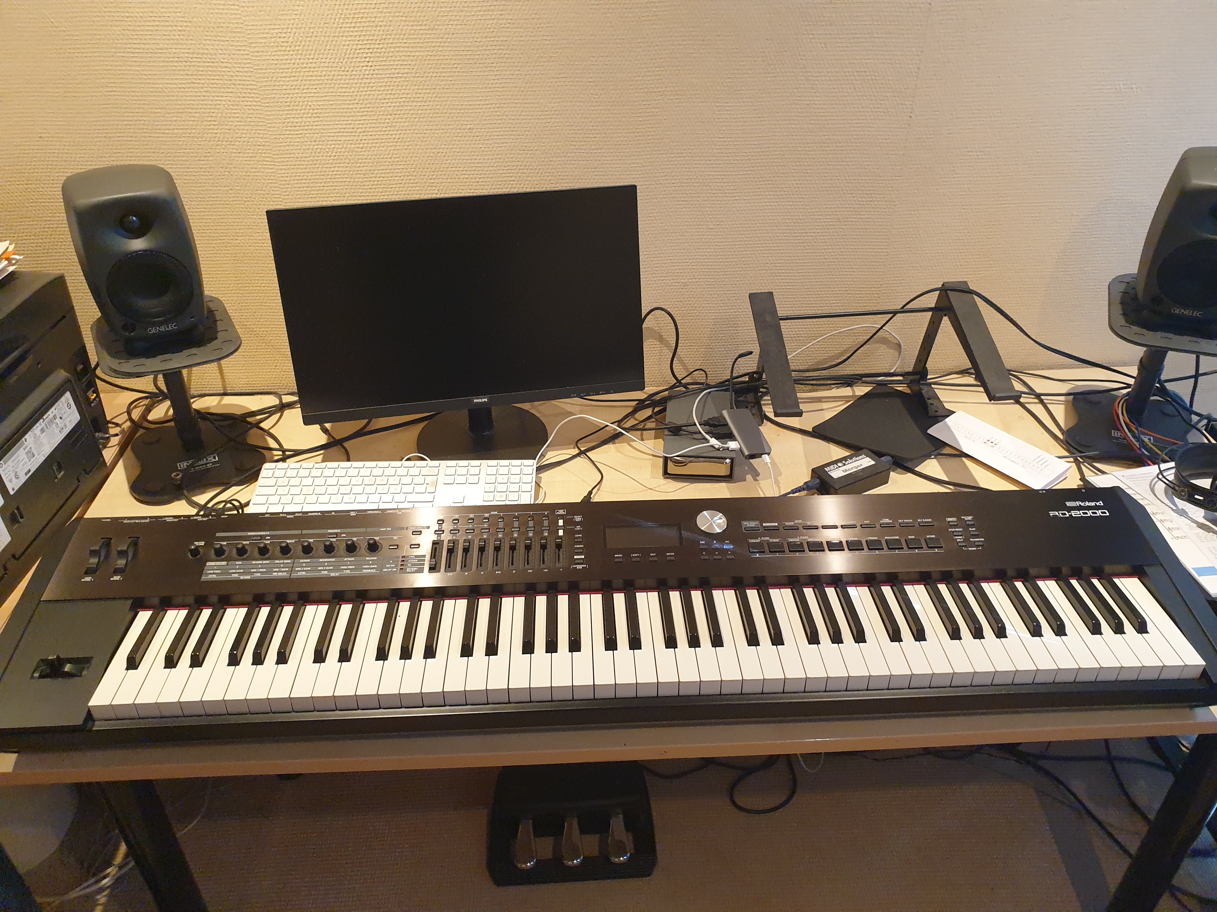 Roland RD 2000 + upgrade RD 2000 EX + Triple pédale + Flight Case Gator