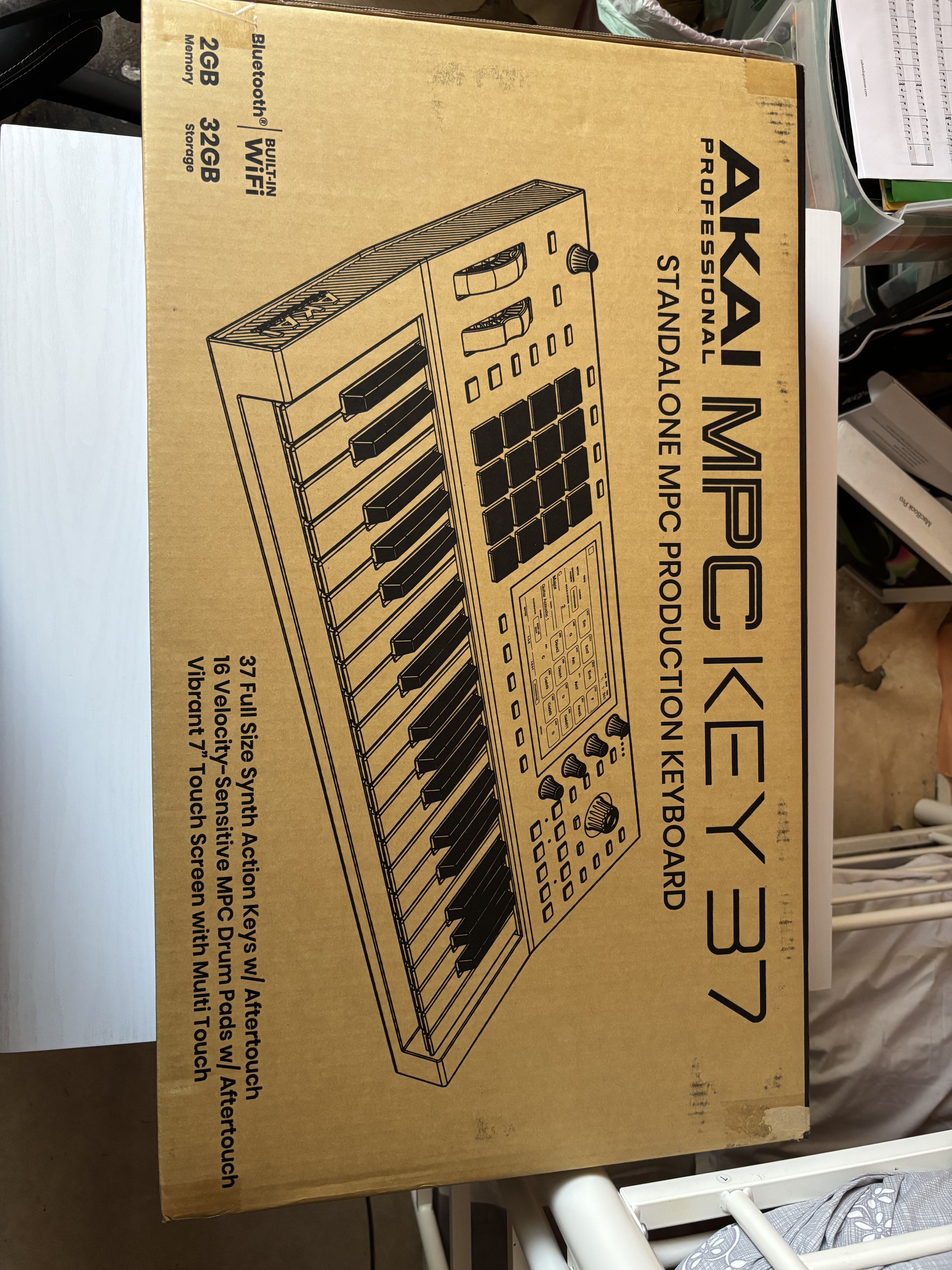 Akai MPC KEY 37 (neuf utilisé 3 fois une dizaine de minutes)