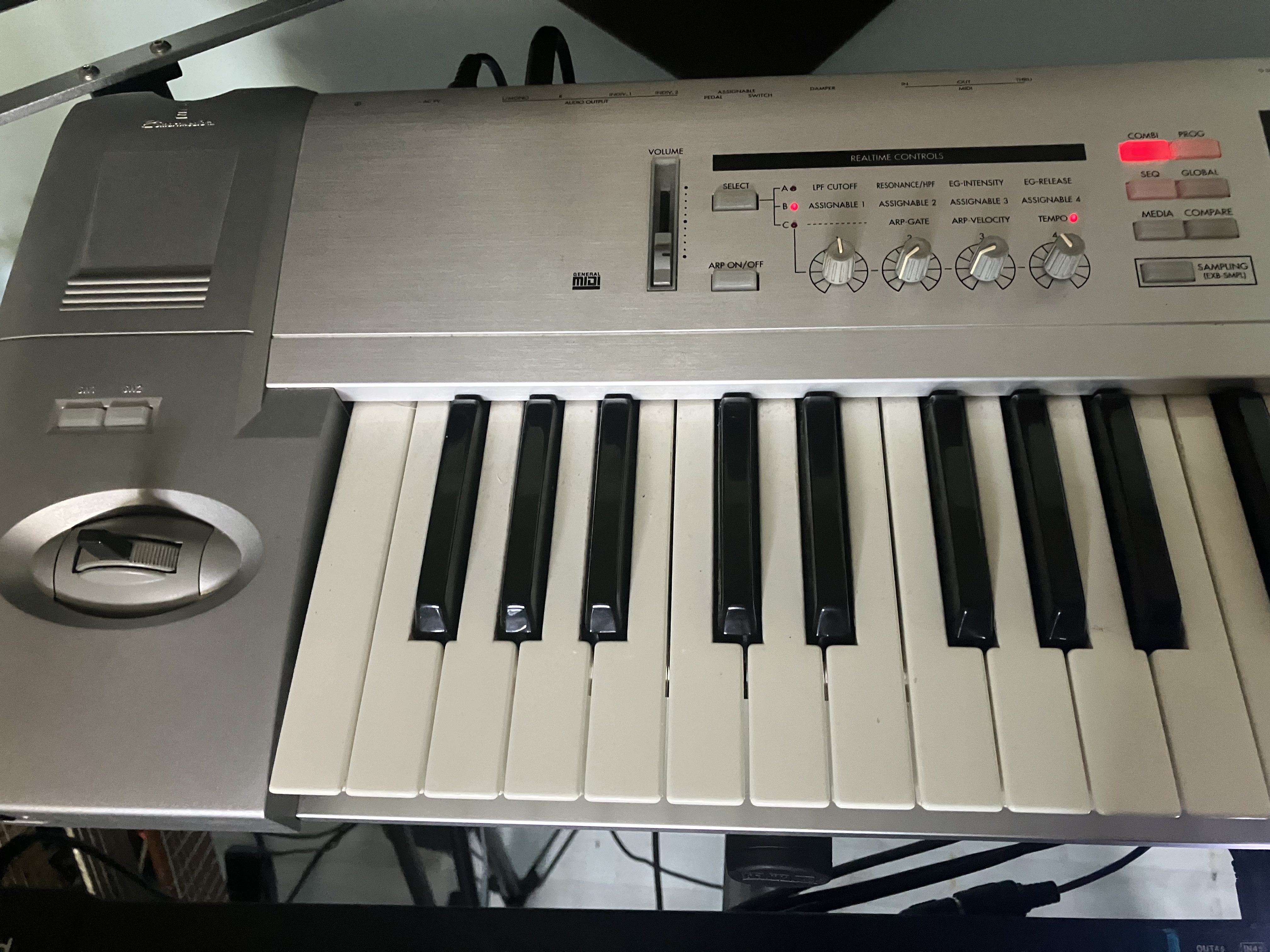 Vends Korg triton LE 