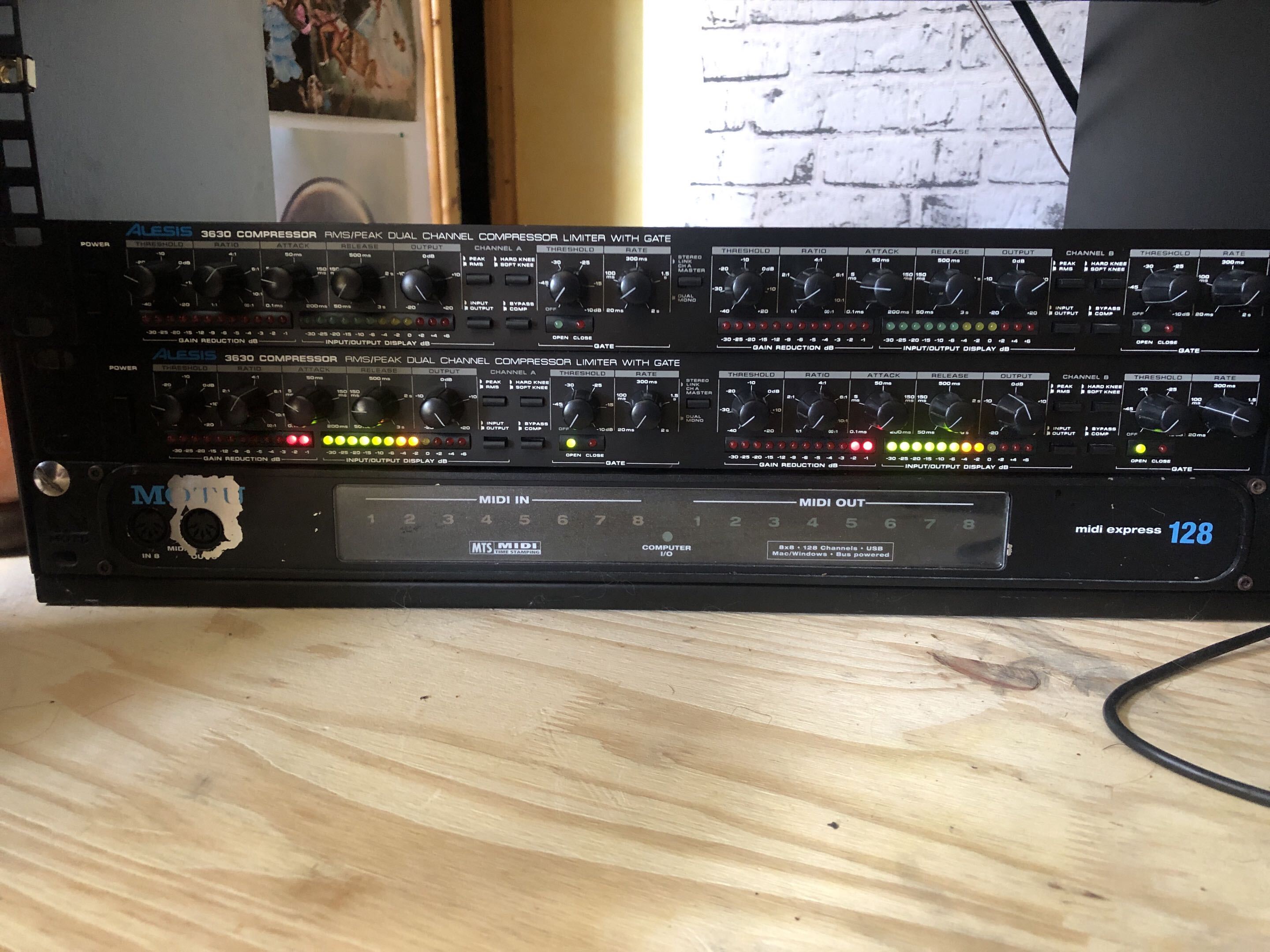 Alesis 3630 avec alim - très bon état