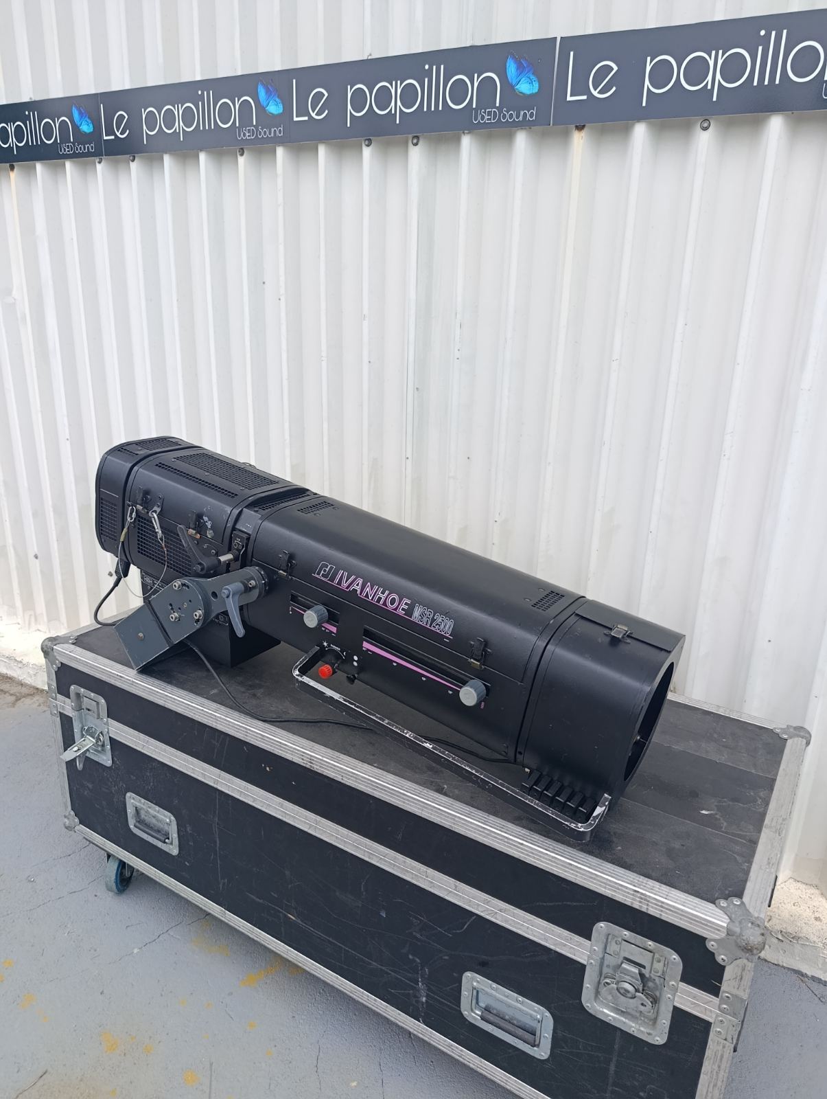 Robert Juliat Ivanhoe CAD900 Follow Spot + Flight Case
