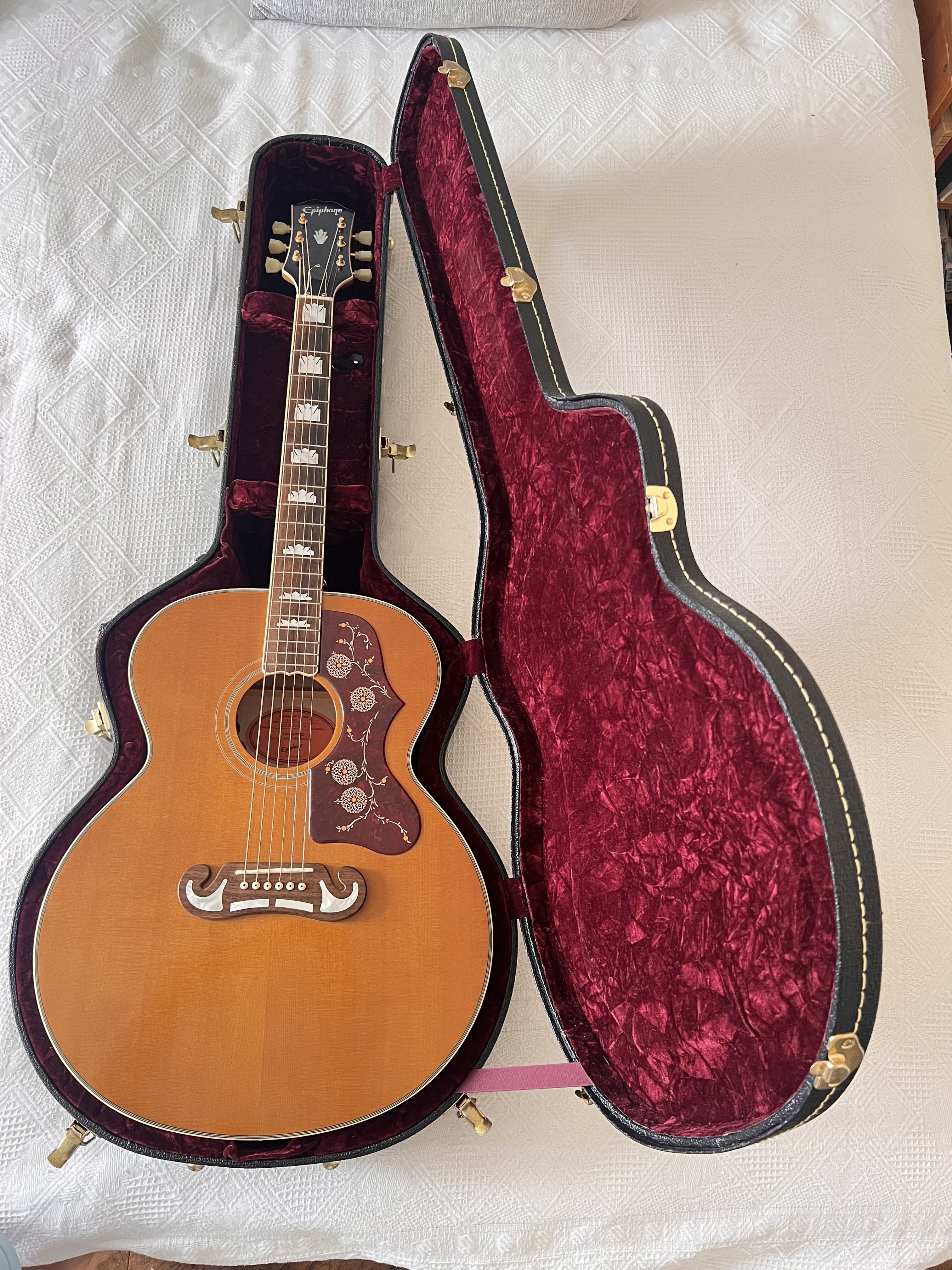 Guitare Epiphone J-200 Inspired by Gibson aged natural antique gloss + Étui rigide