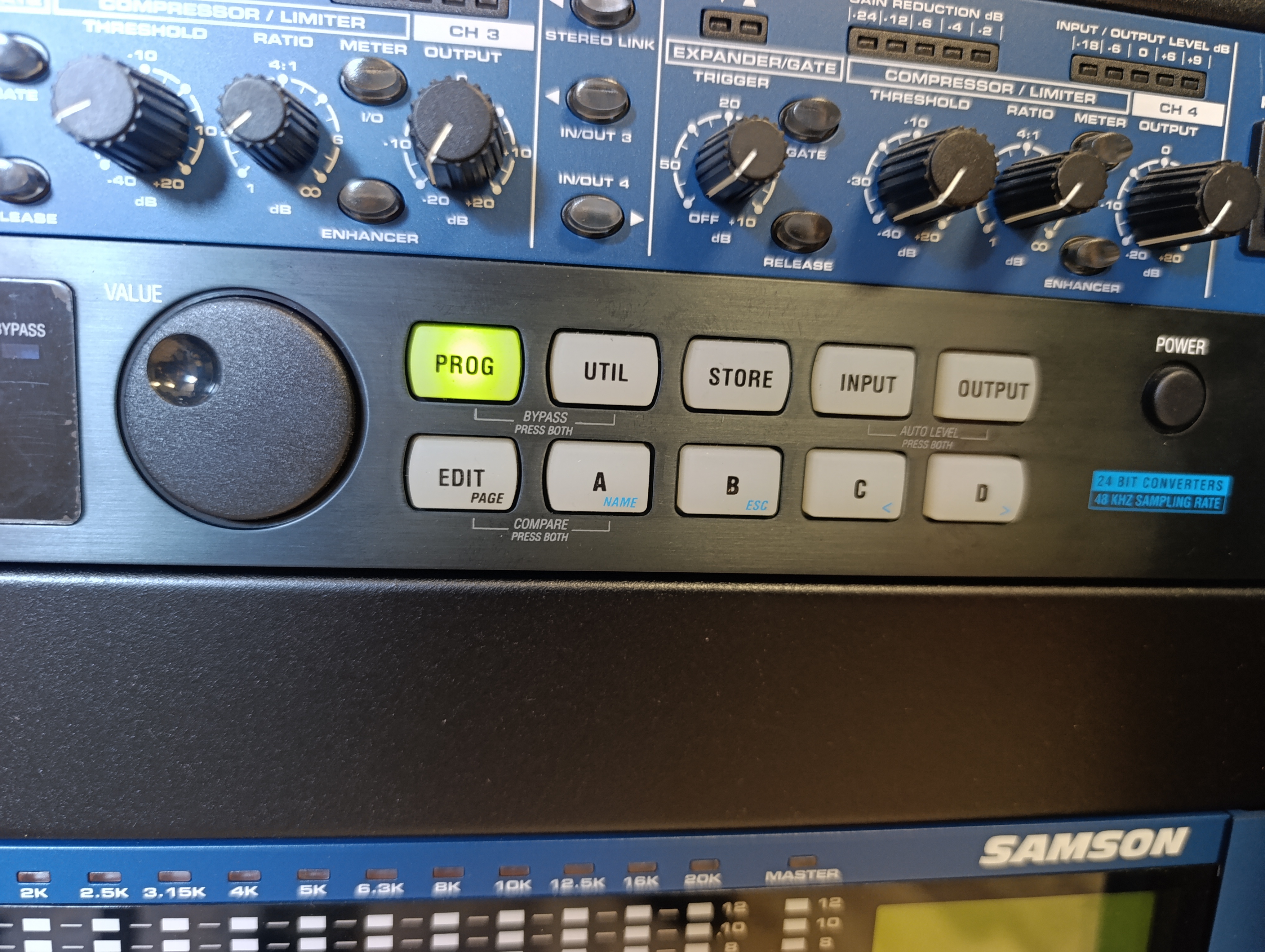 Rack de traitement/calage pro  — Samson D-1500 RTA + 4x D-2500 EQ 31 bandes + S-com4 + Alesis MidiVerb 4 