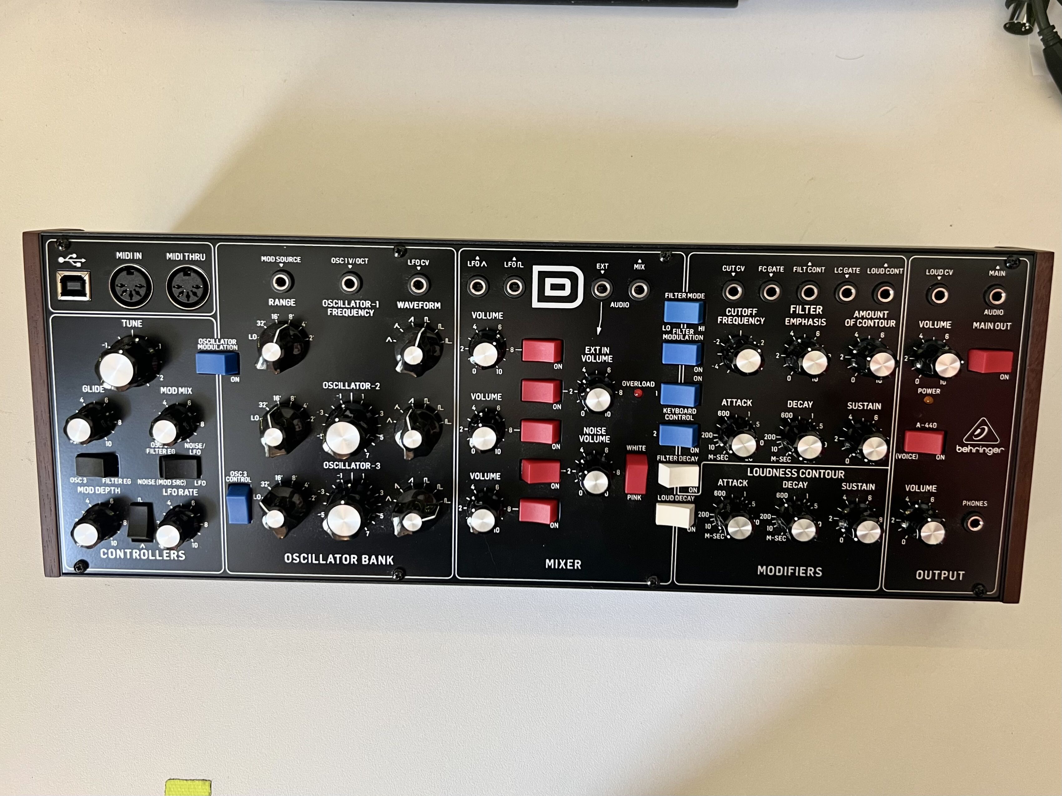 Behringer MODEL D