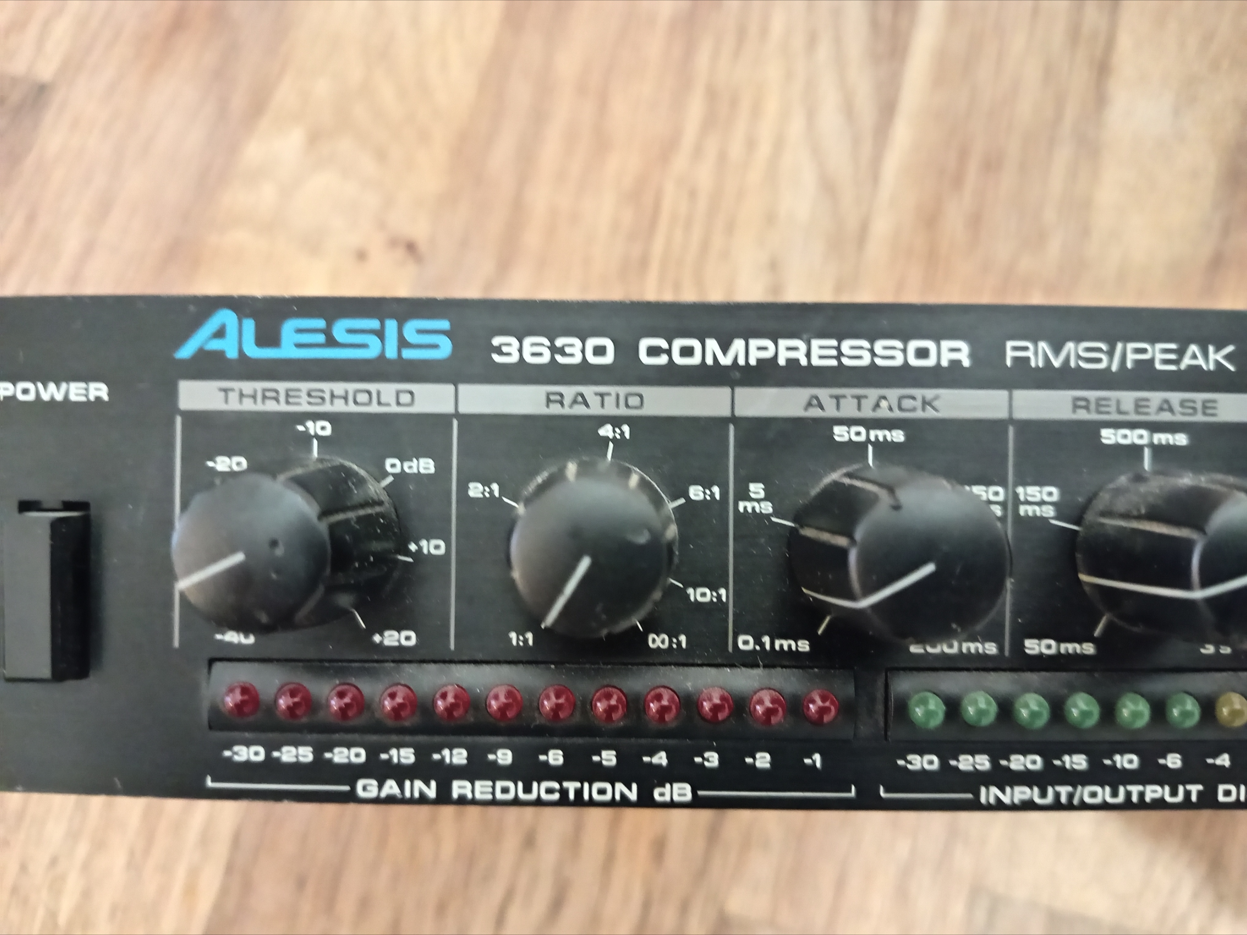 Alesis 3630 compresseur limiteur