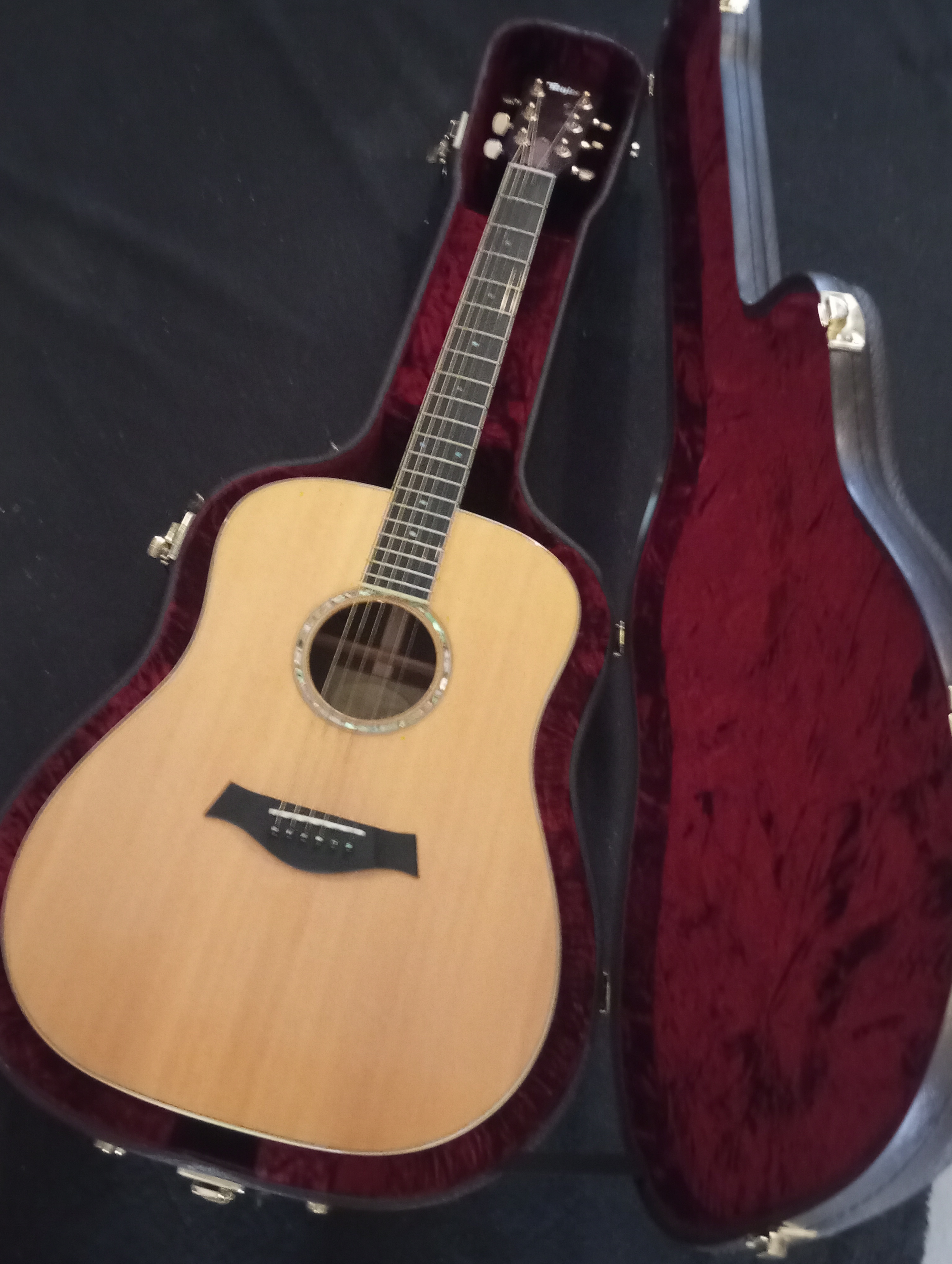 Guitare Taylor DN8 et suis étui rigide Taylor