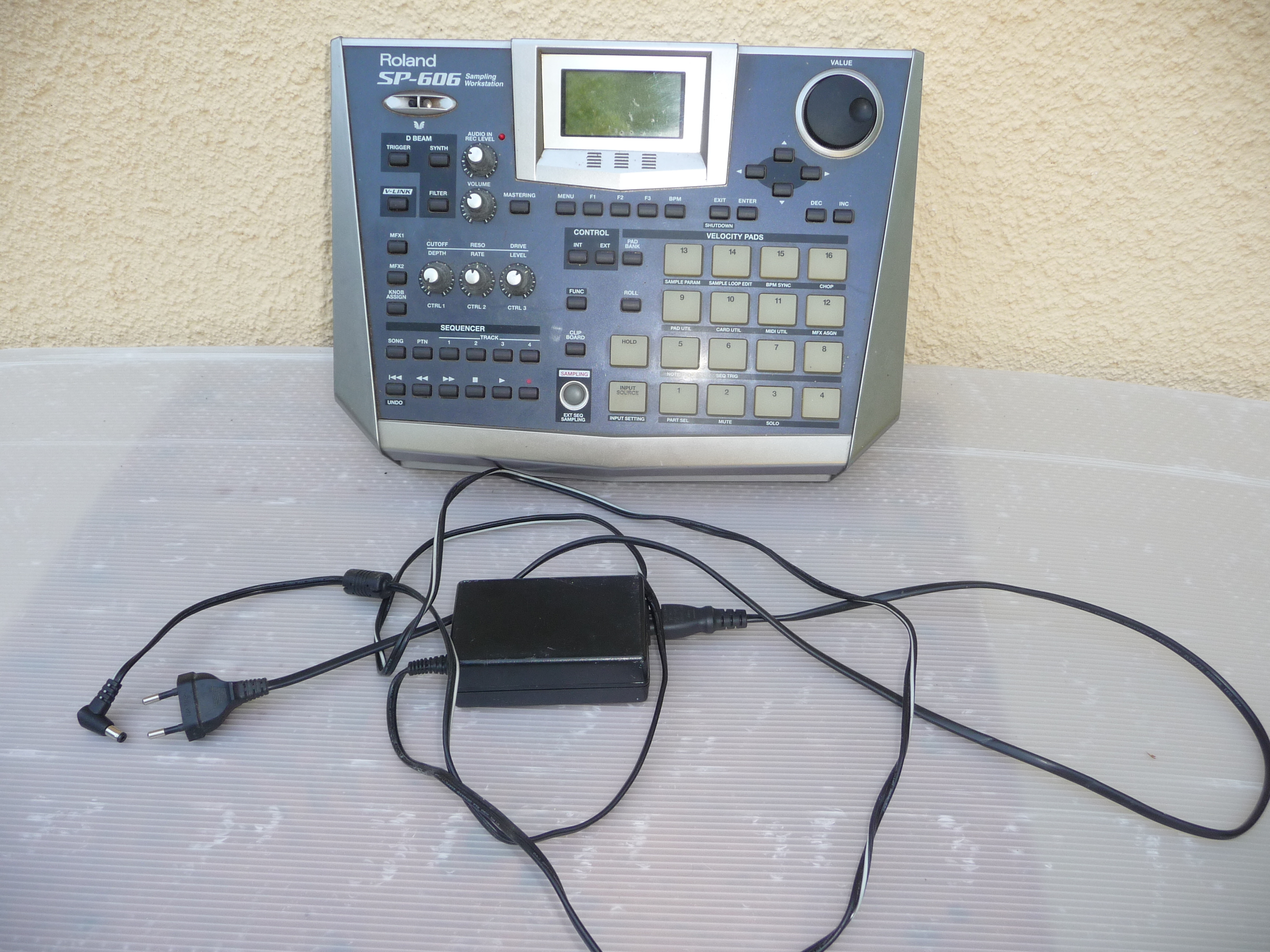 Propose à la vente une Roland SP-606