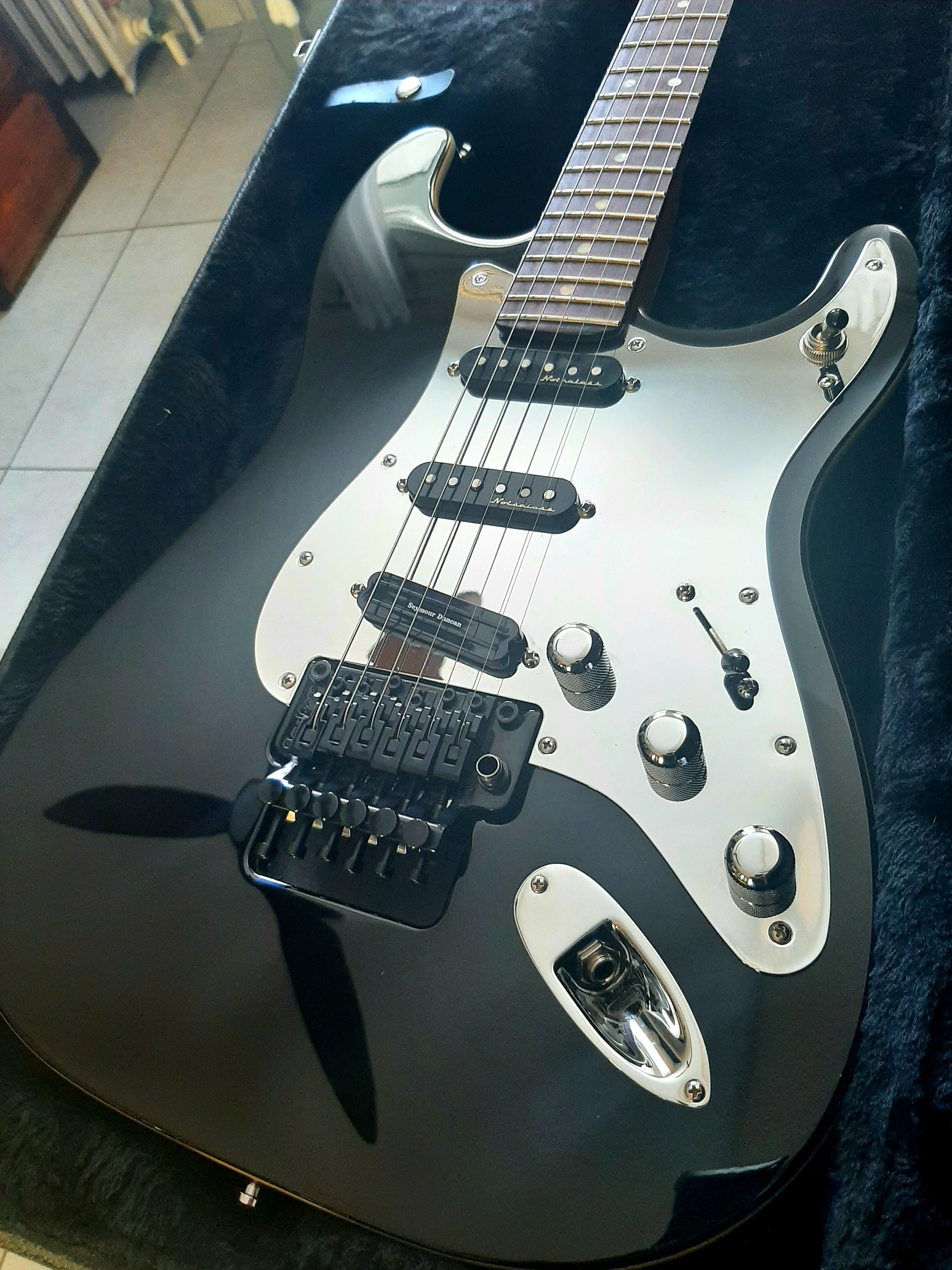 Vends Fender Strato Tom Morello