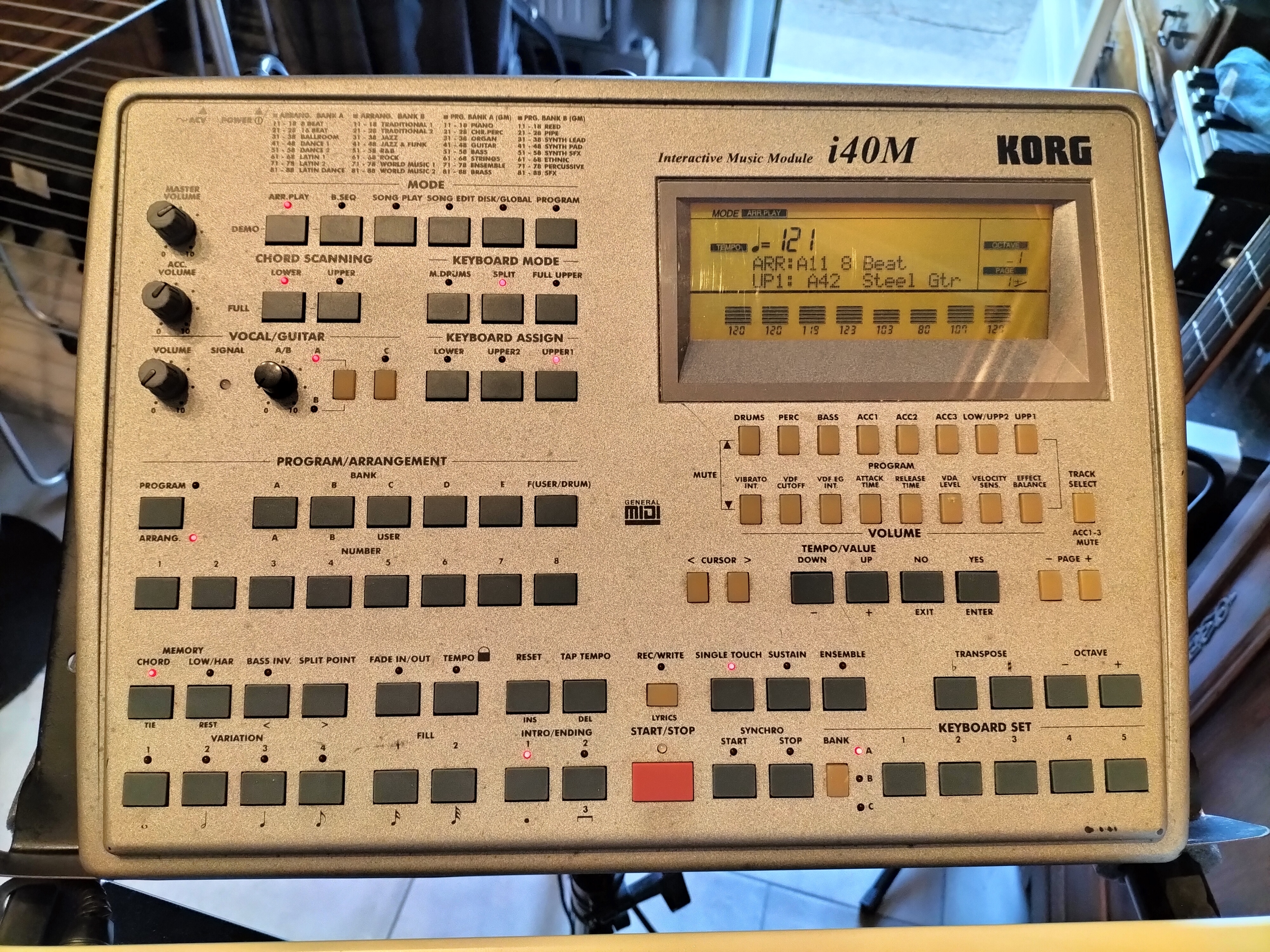 Vends KORG I40-M fonctionnel, état correct
