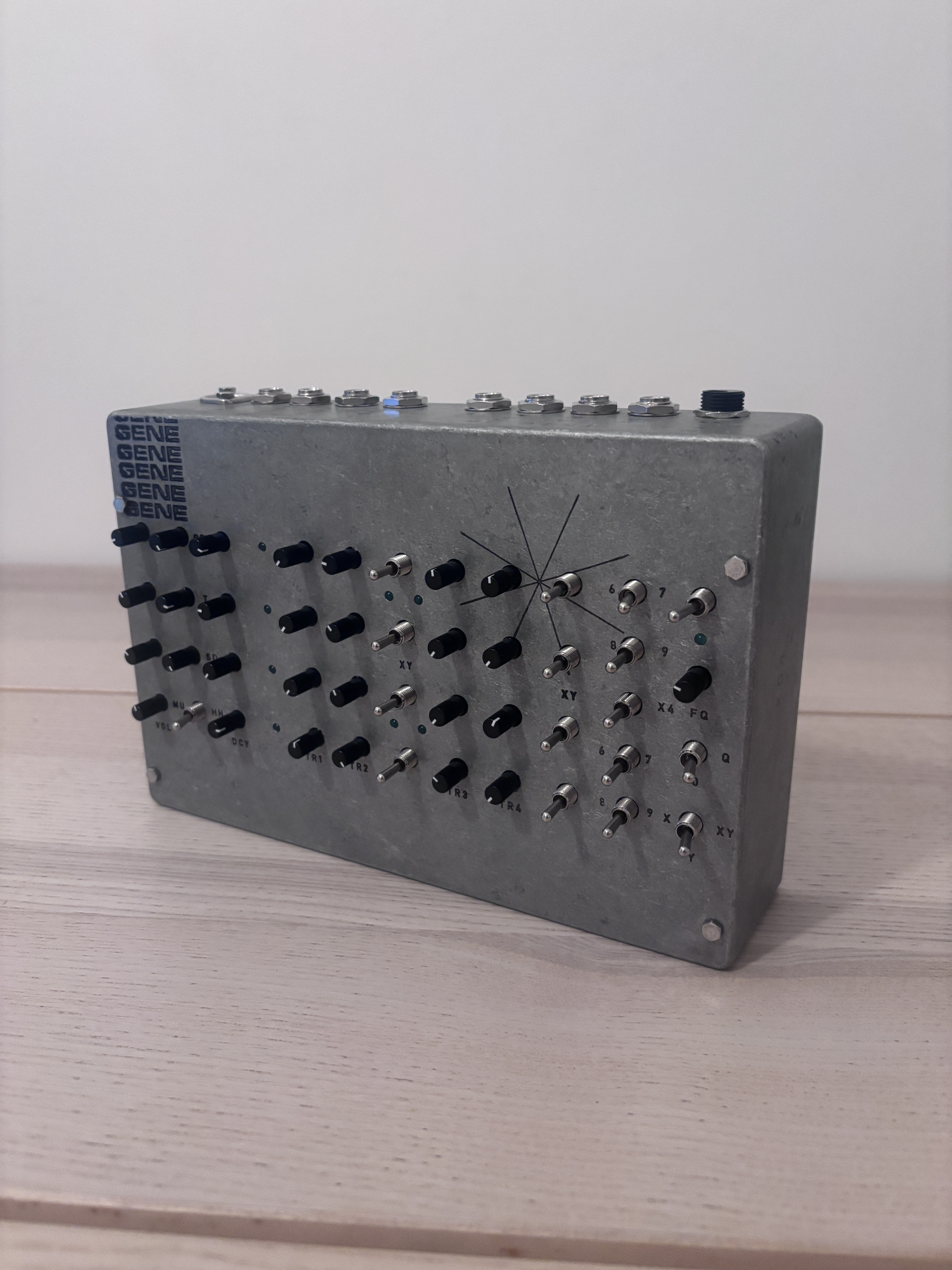 Vends GENE III - boîte à rythmes analogique