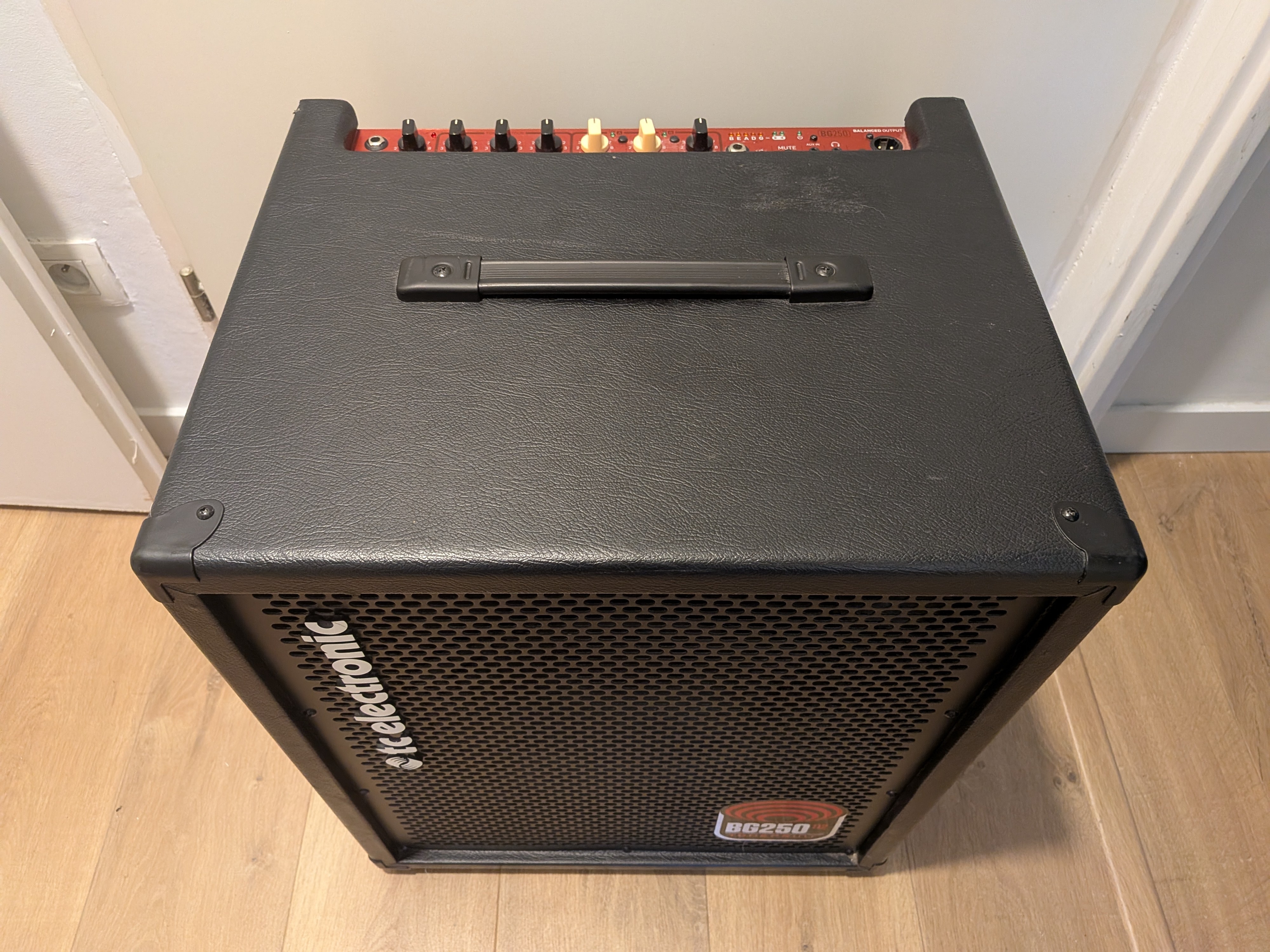 Vends ampli basse TC Electronic BG250-112 avec footswitch