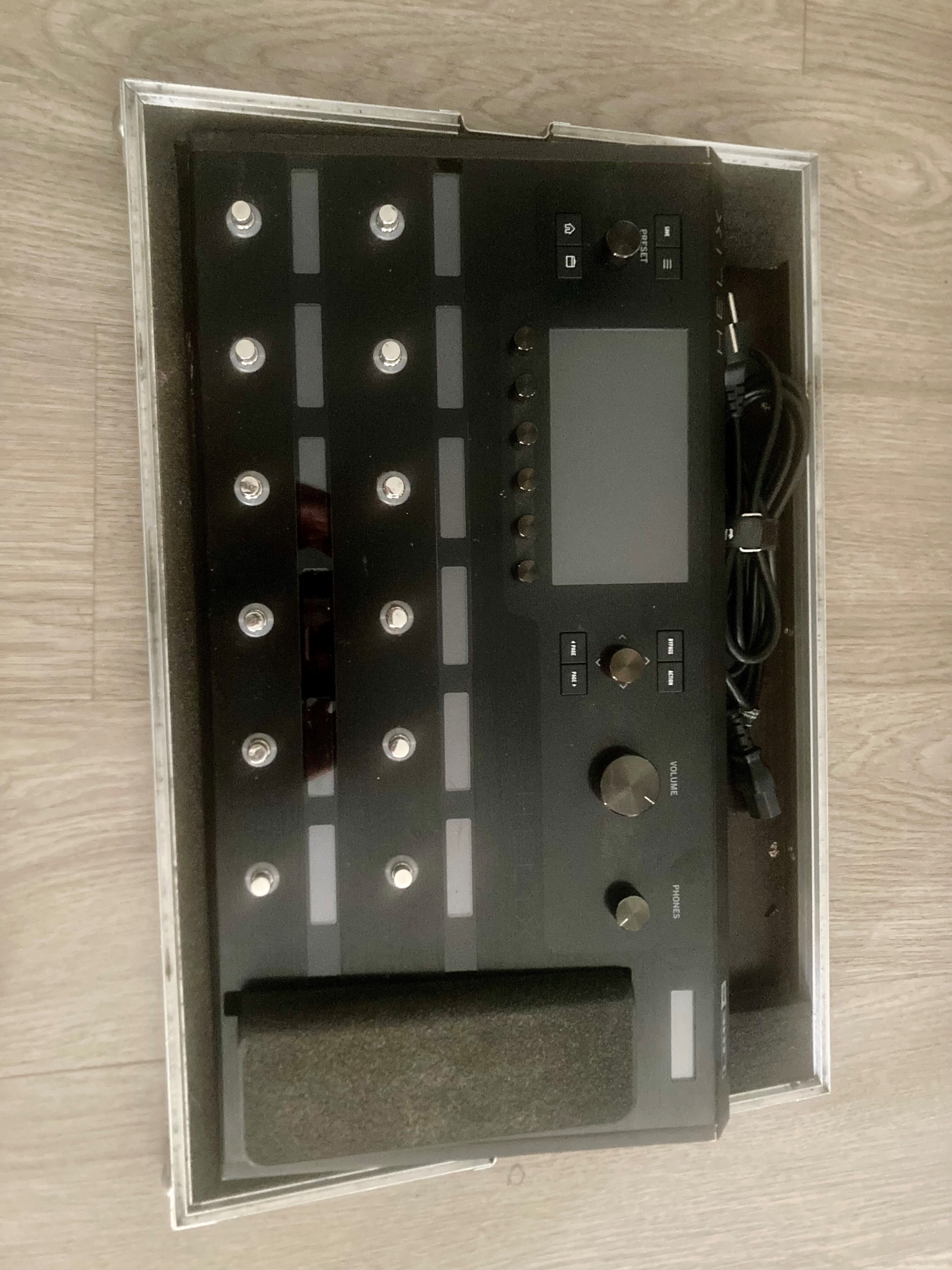 Vend Line 6 Helix Floor + Flightcase