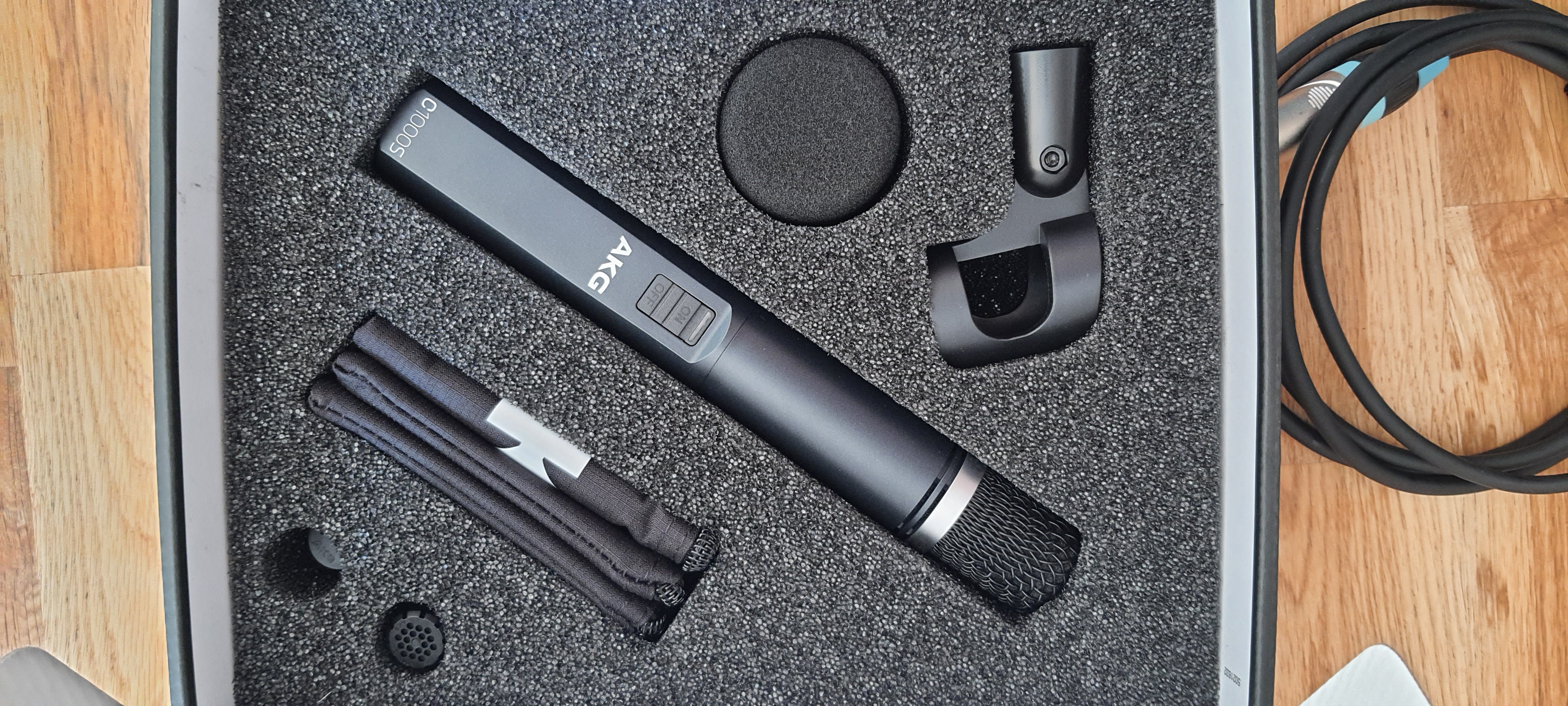 AKG C1000s