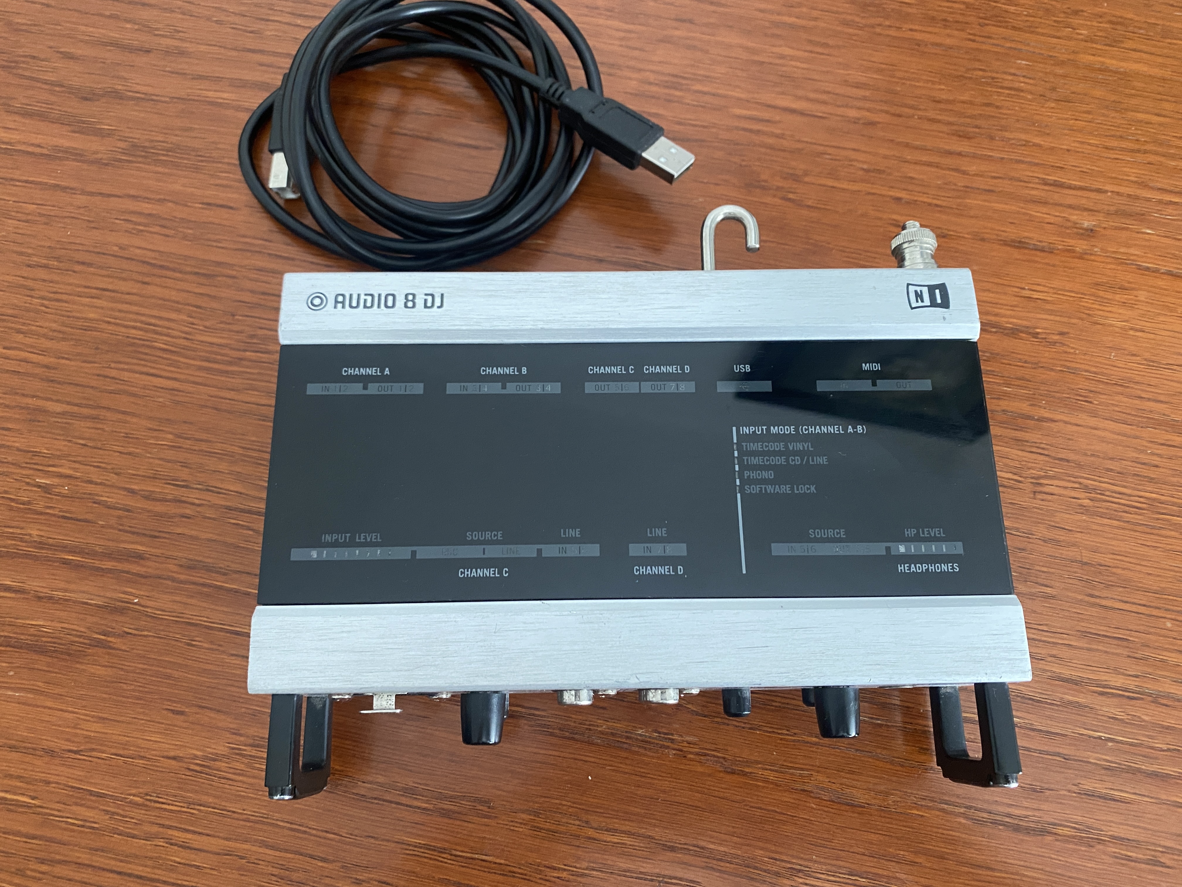 Native Instruments Audio 8 DJ – Carte son professionnelle USB pour DJ et Home Studio