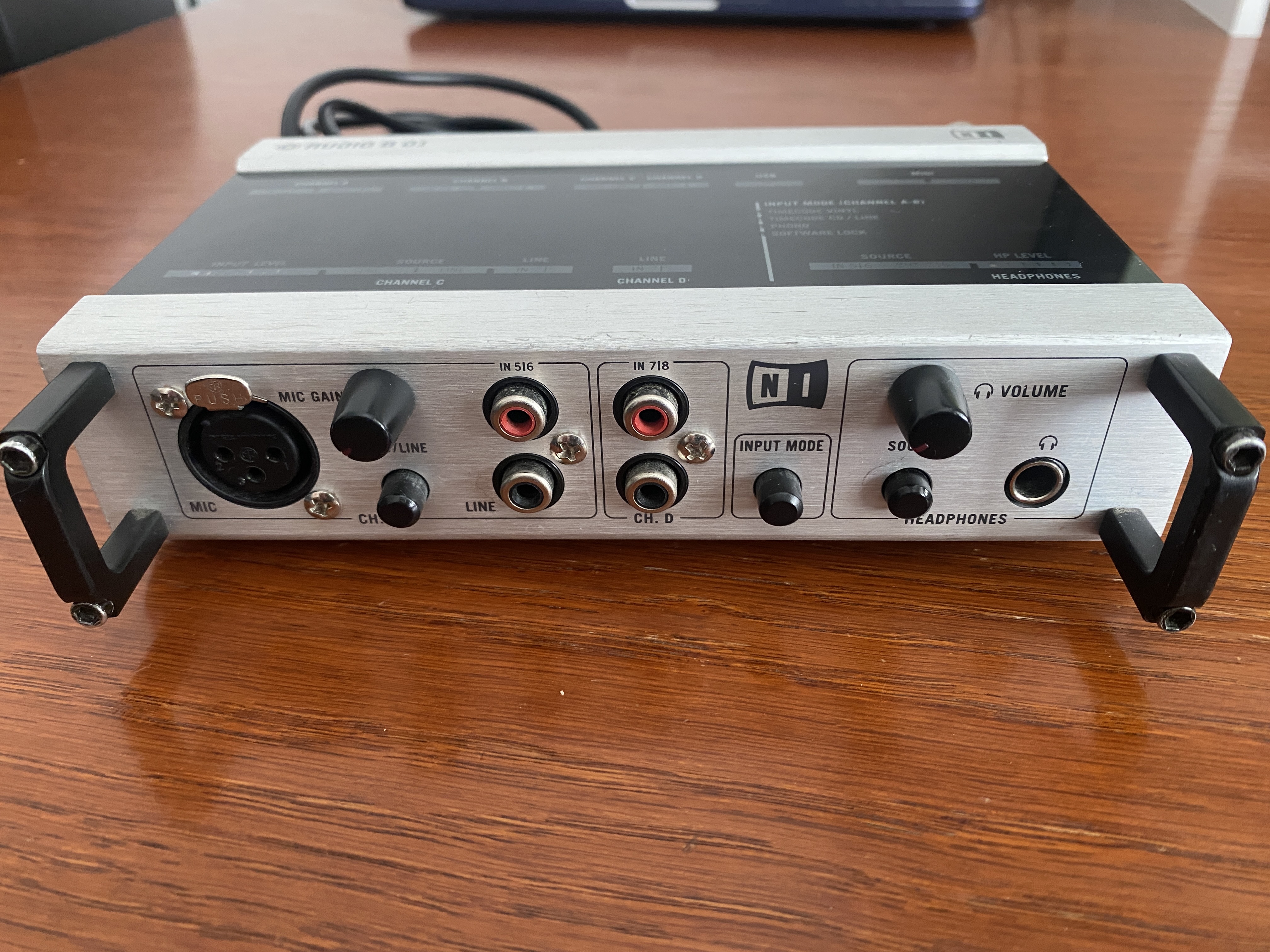 Native Instruments Audio 8 DJ (23759)