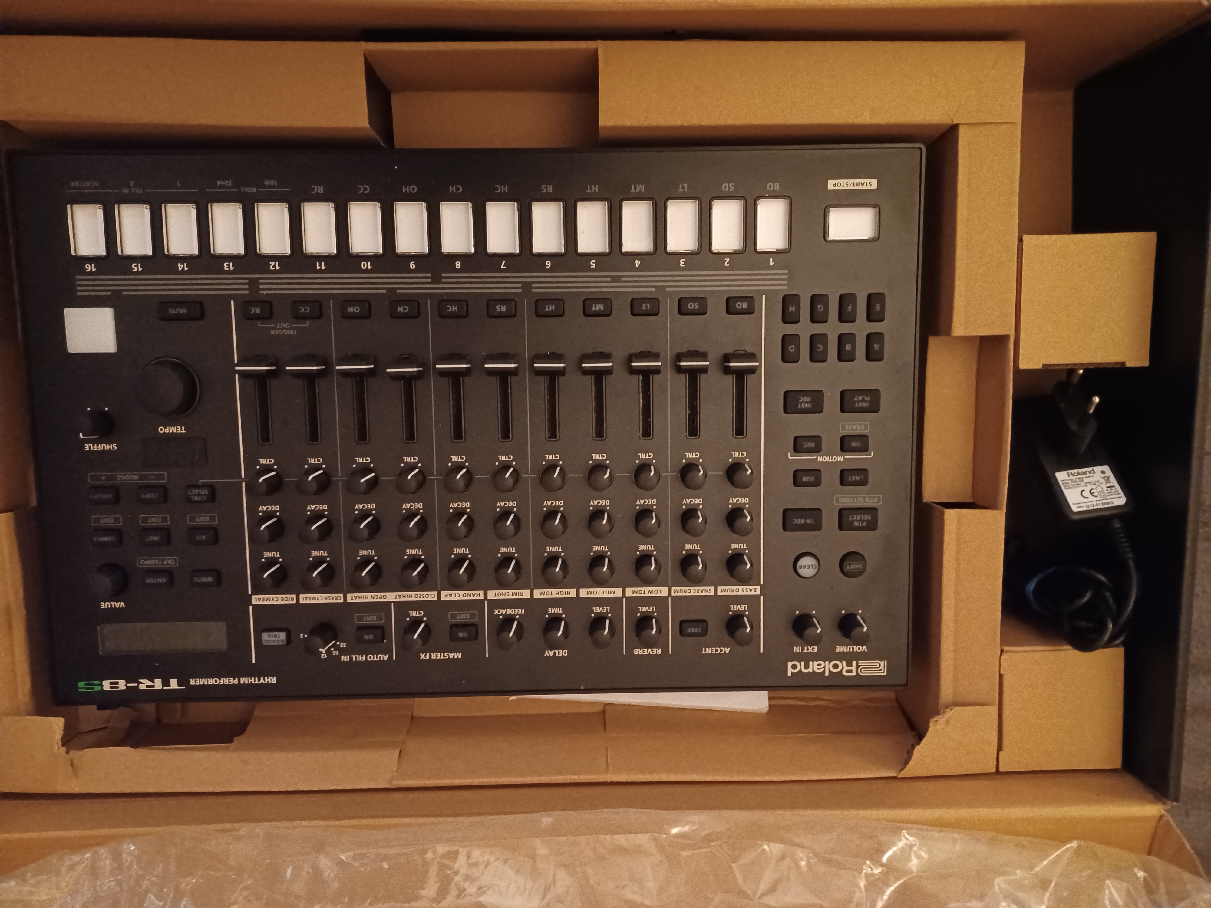 Roland tr-8s rhythm performer 