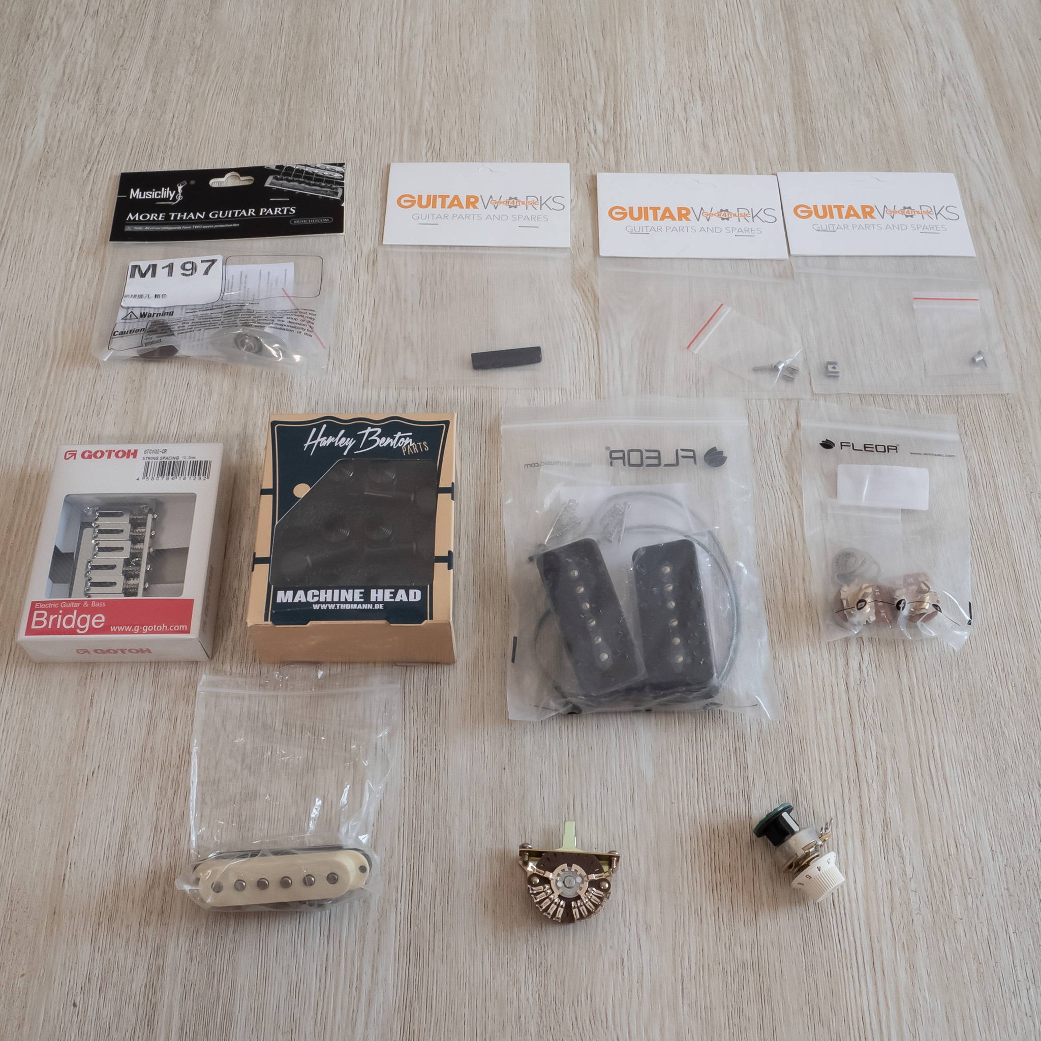 Différentes pièces guitare : Fender S1, potentiomètres, mécaniques, micros, chevalet