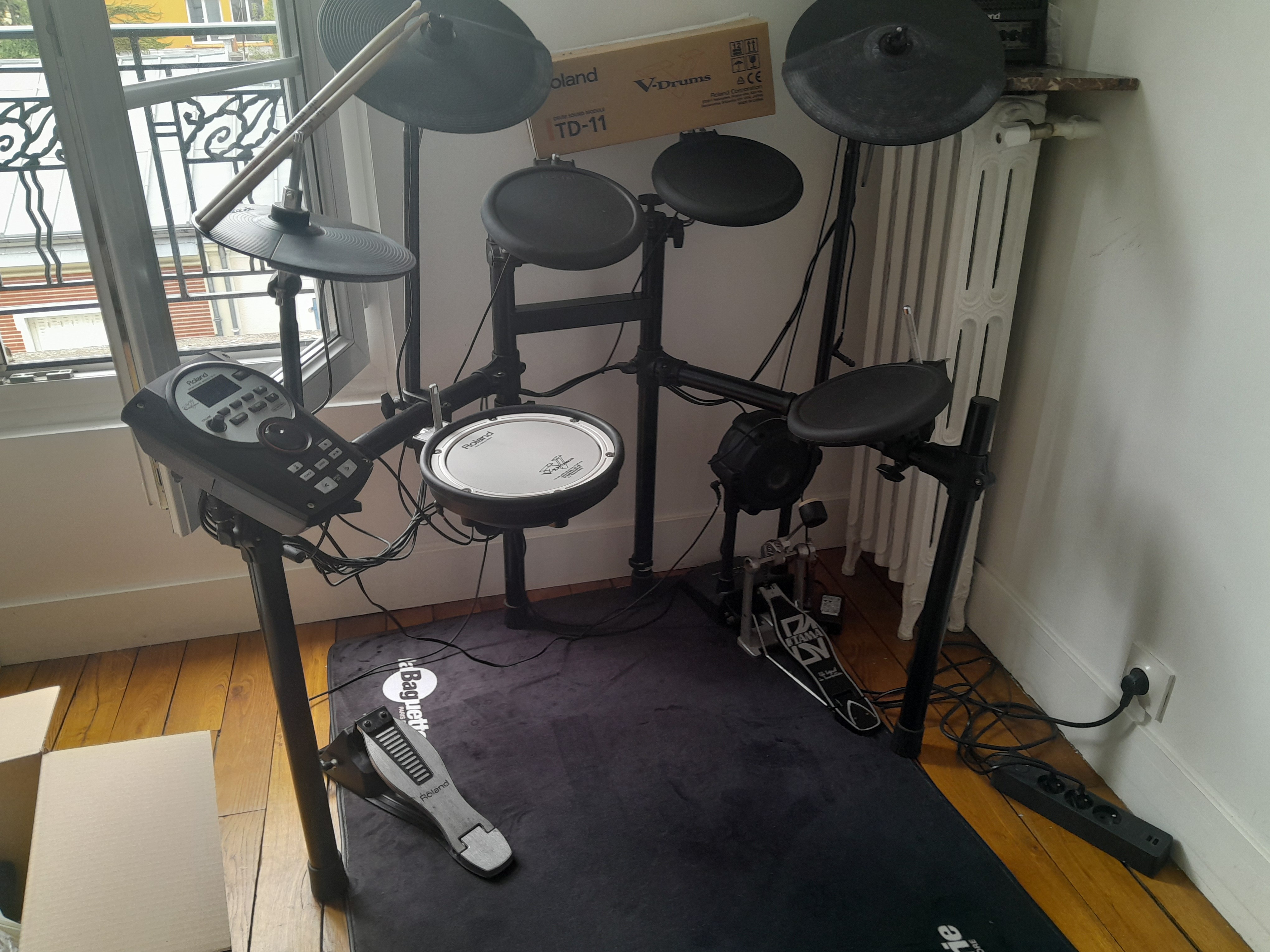 Vends batterie électrique Roland TD-11K avec un tapis adapté et une paire de baguettes