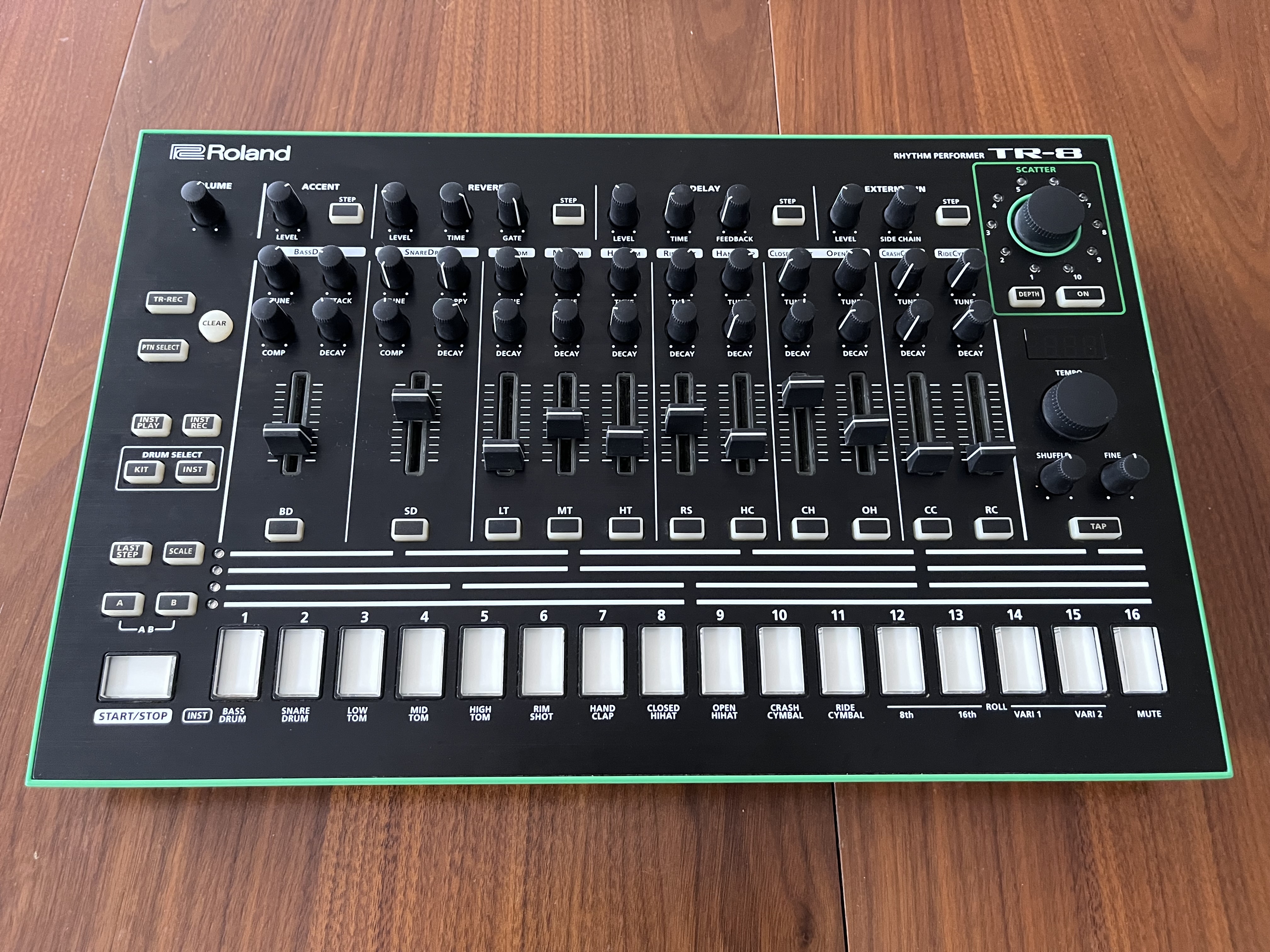 Roland TR-8 - Drum Machine