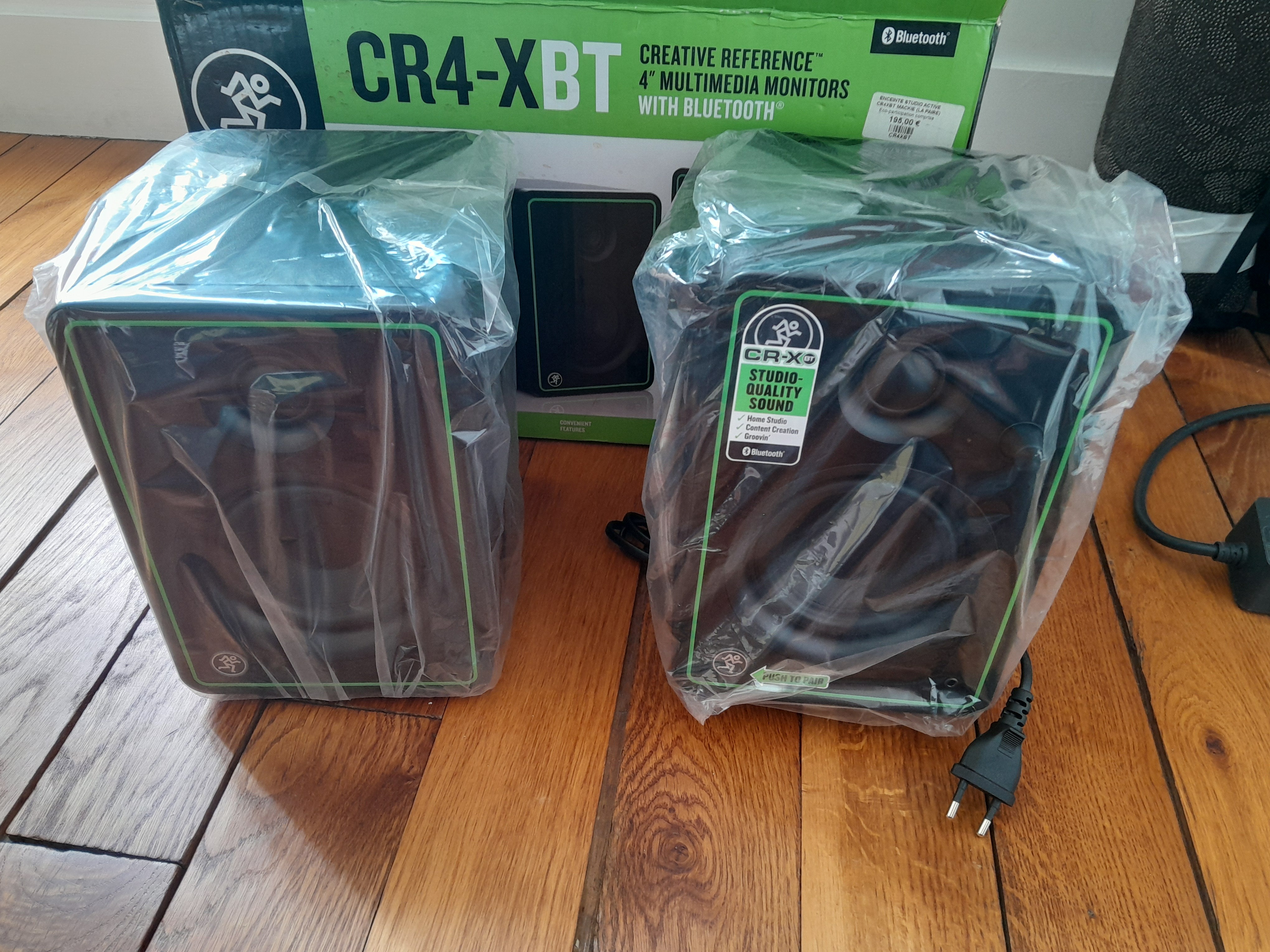Vends enceinte pour home studio Mackie CR4-XBT jamais utilisé. 