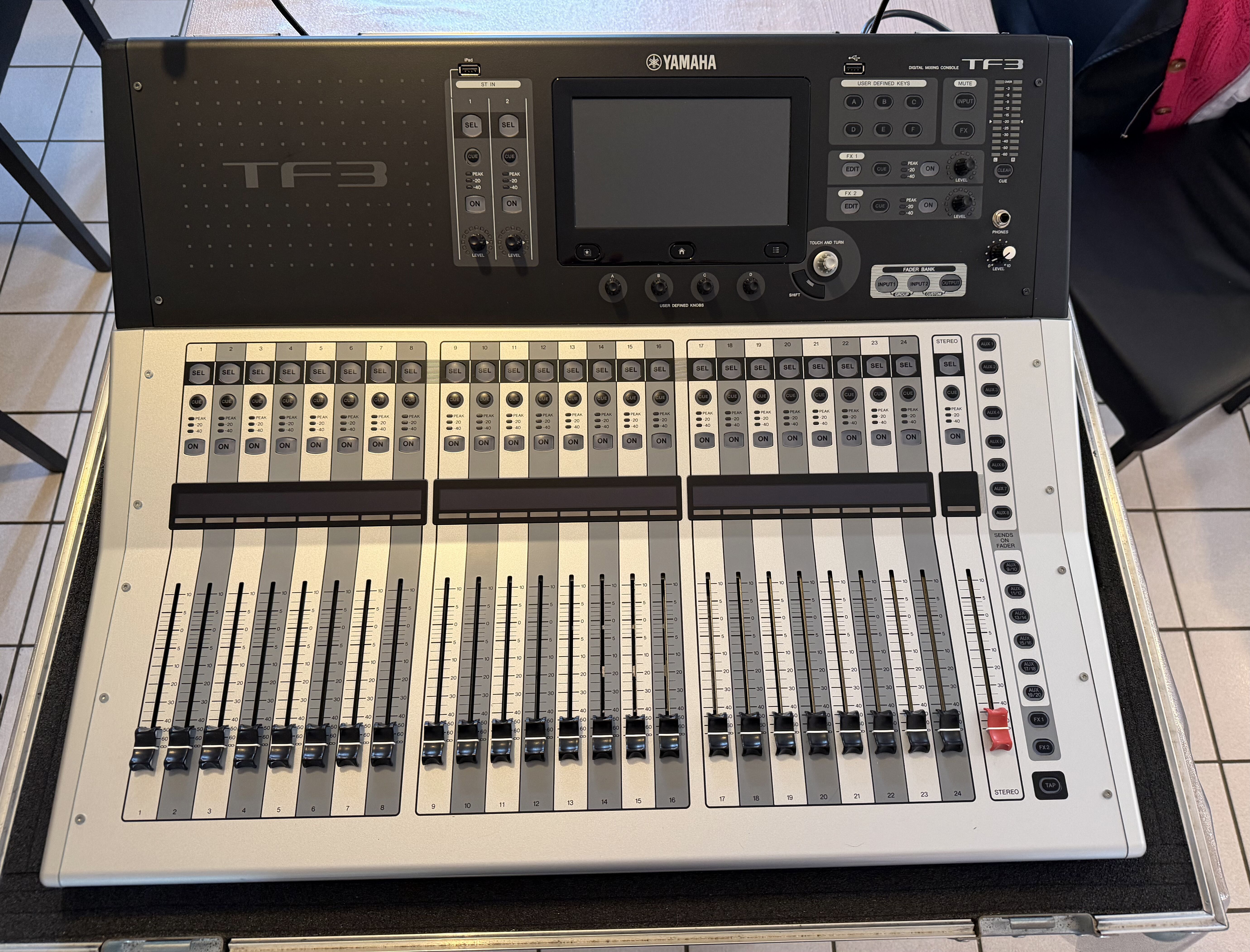 Vends console de mixage Yamaha TF3 + Flight Case Thon