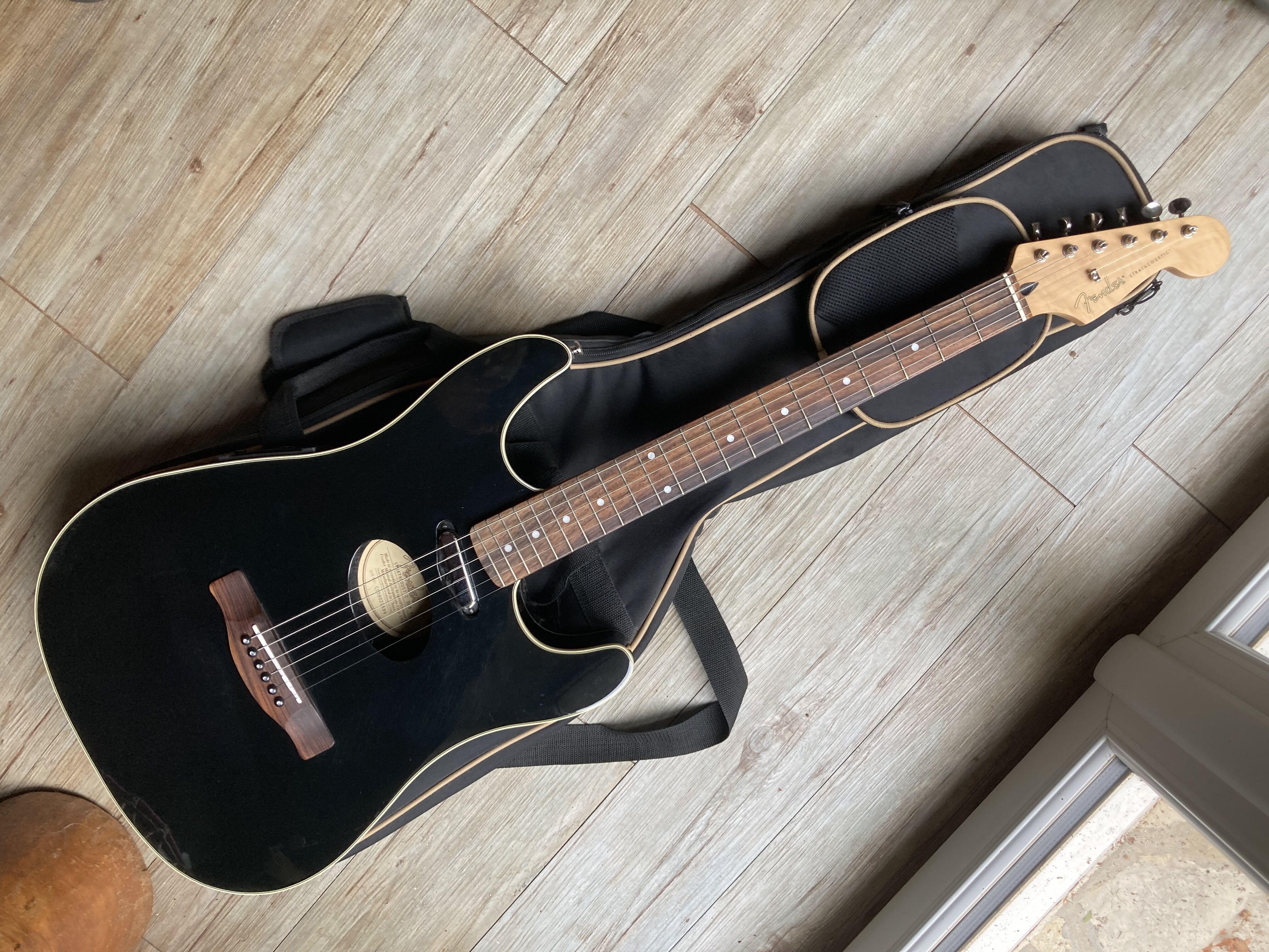 Fender Stratacoustic Deluxe Black Hybrid Electric/Acoustic