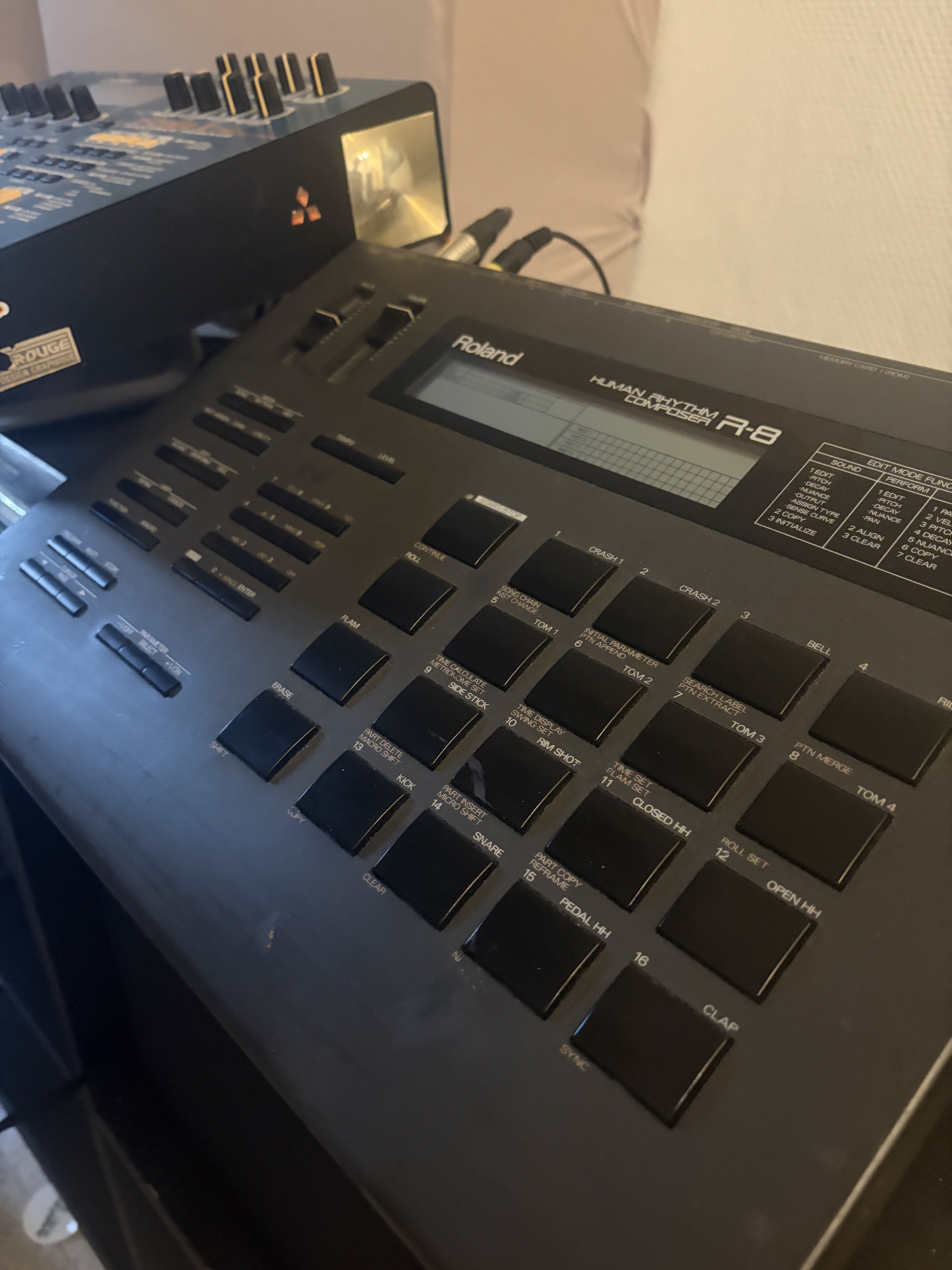 Roland R-8 + 4 cartes Roland SN-R8