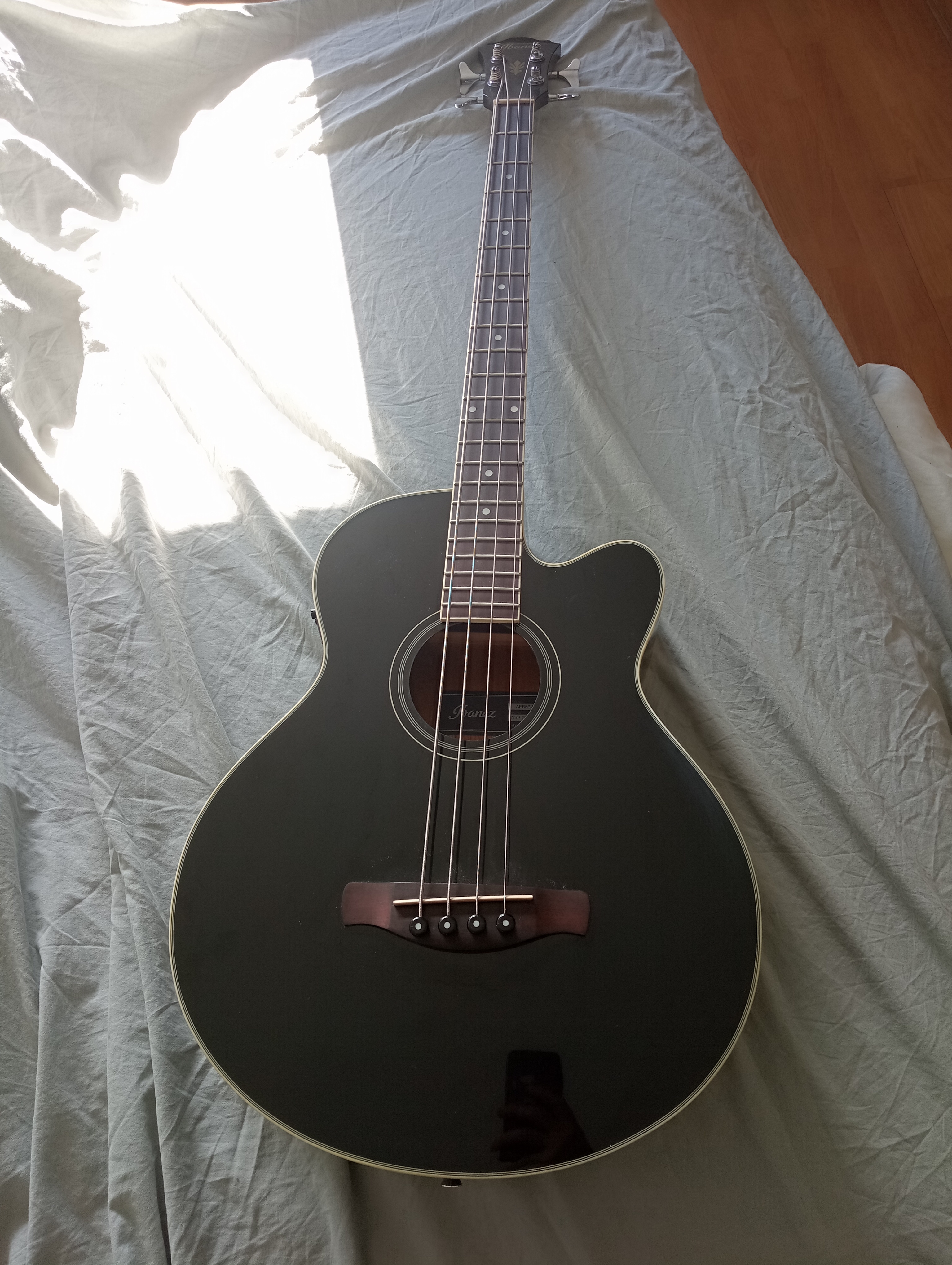 Ibanez basse acoustique 