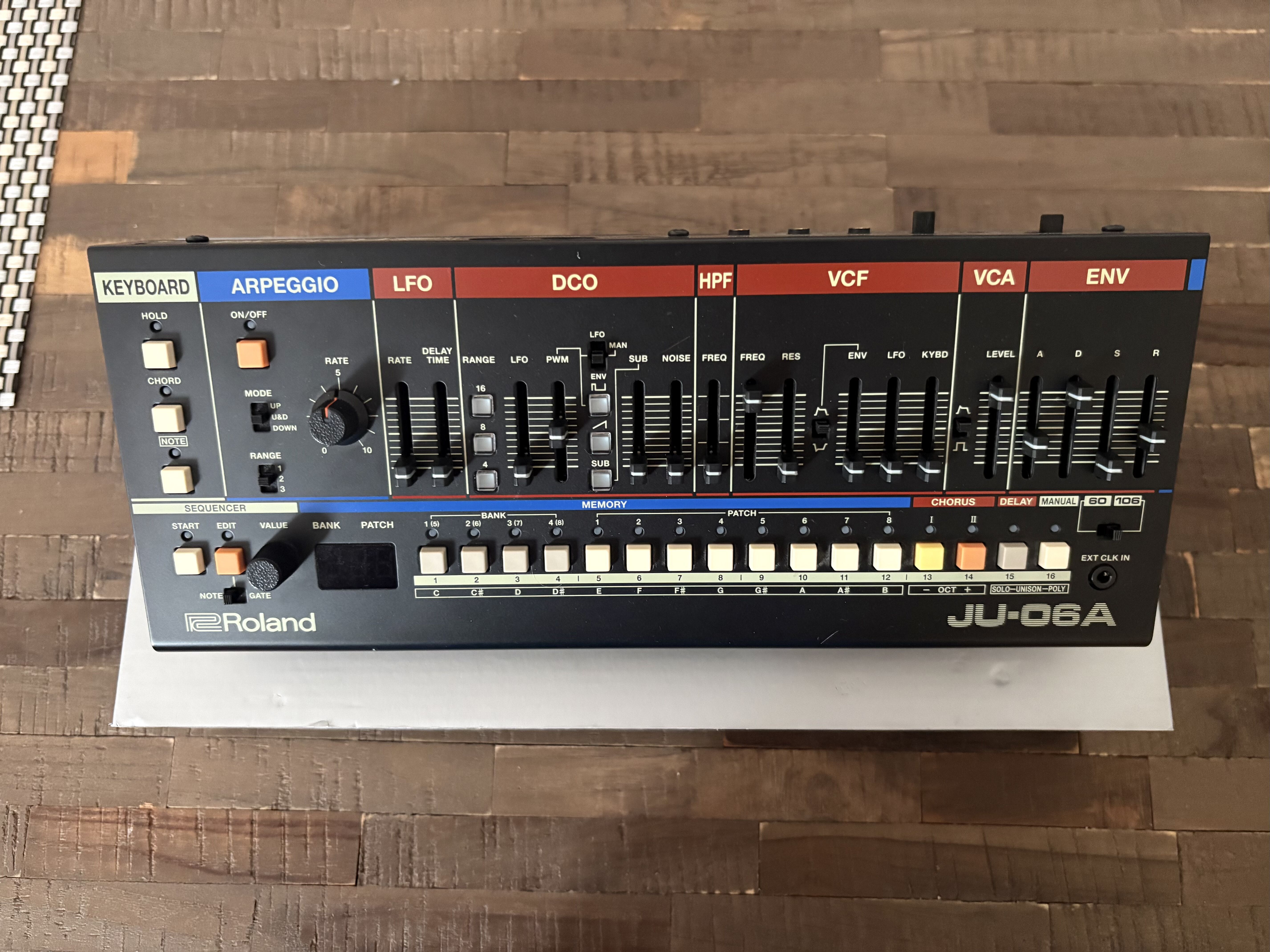 Roland JU-06A + accessoires