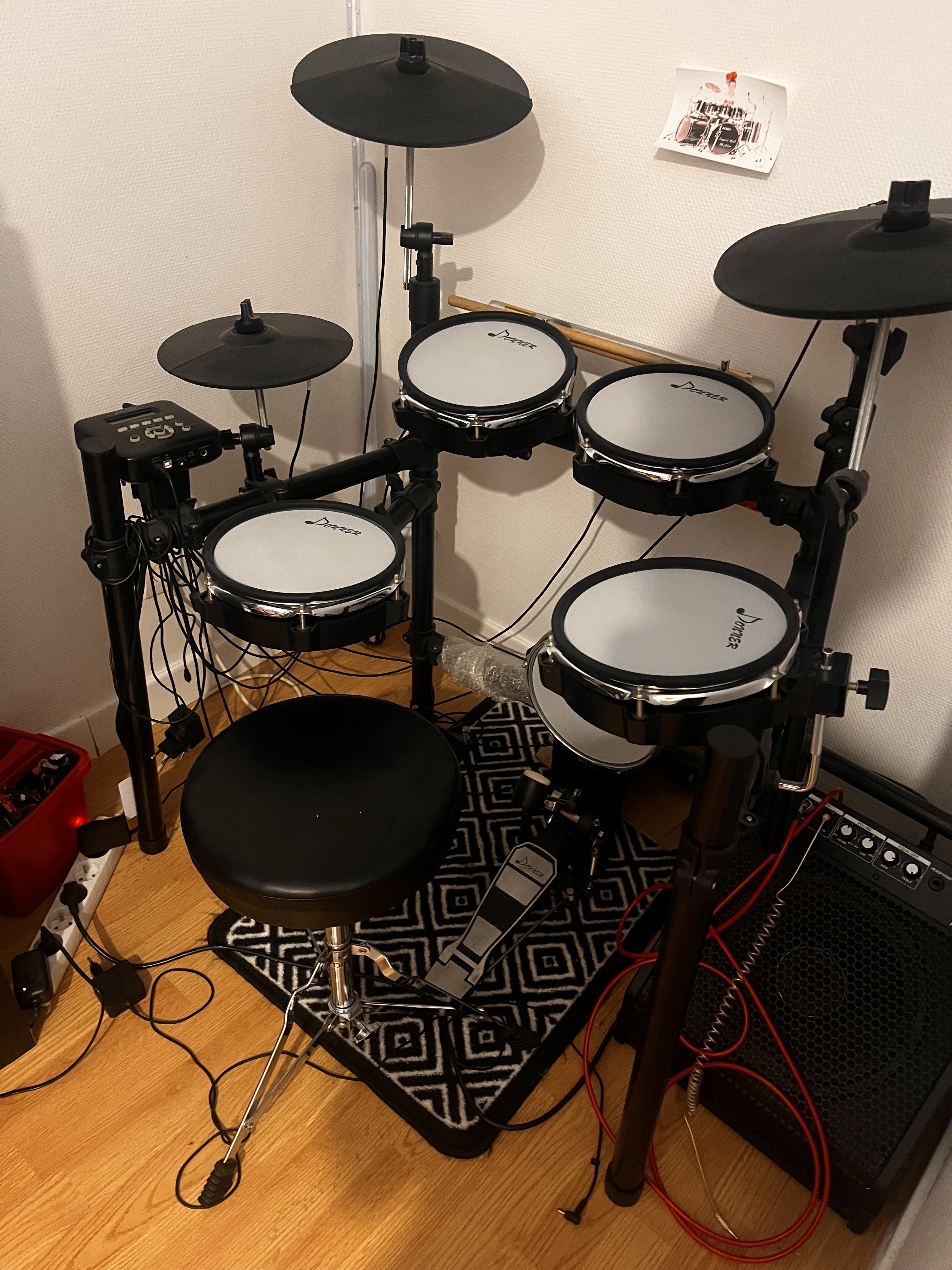 Je vends ma batterie Donner DED-200 avec amplificateur ACB50 en très bon etat 