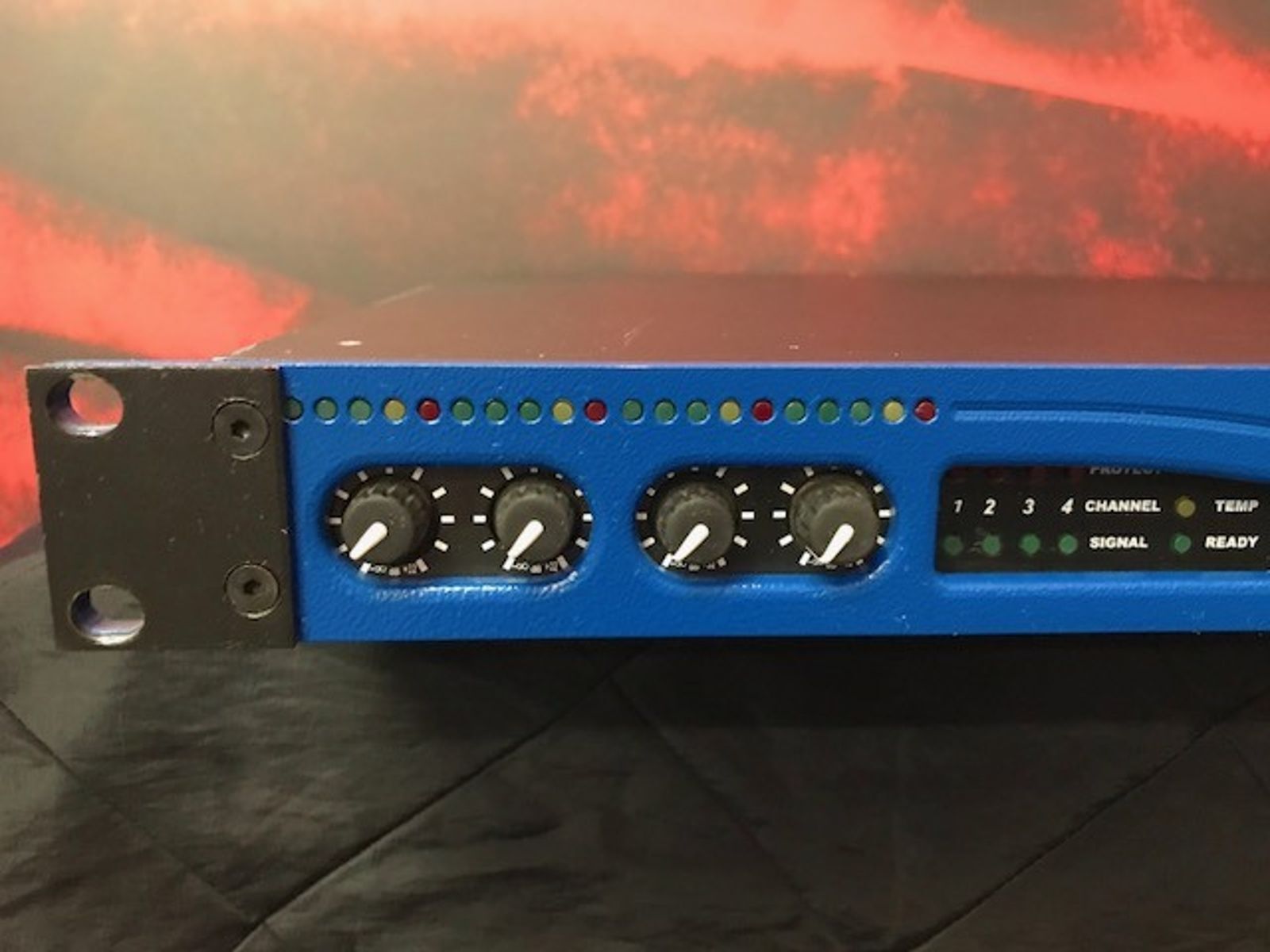 Boutons de volume des 4 canaux du Powersoft Digam Q3204