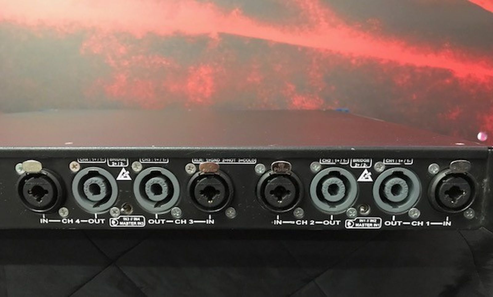 Connectique Ampli Powersoft Q3204 face arrière